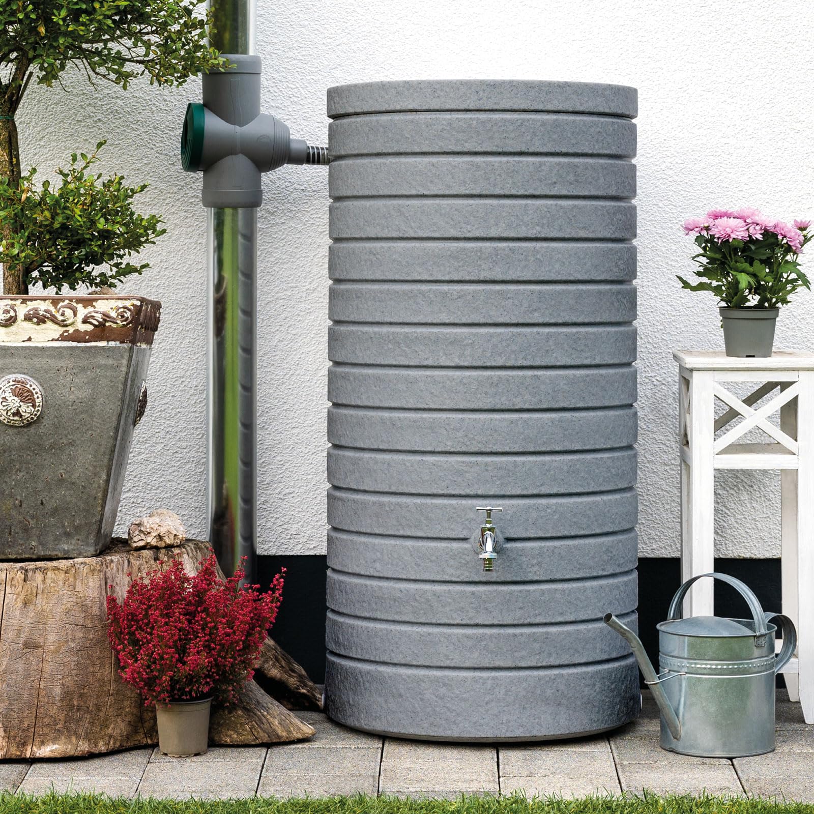 Regentonne grau Regenwassertank Aversa 270 Liter aus UV- und witterungsbeständigem Material. Regenfass BZW. Regenwassertonne mit kindersicherem Deckel und Messinganschlüssen