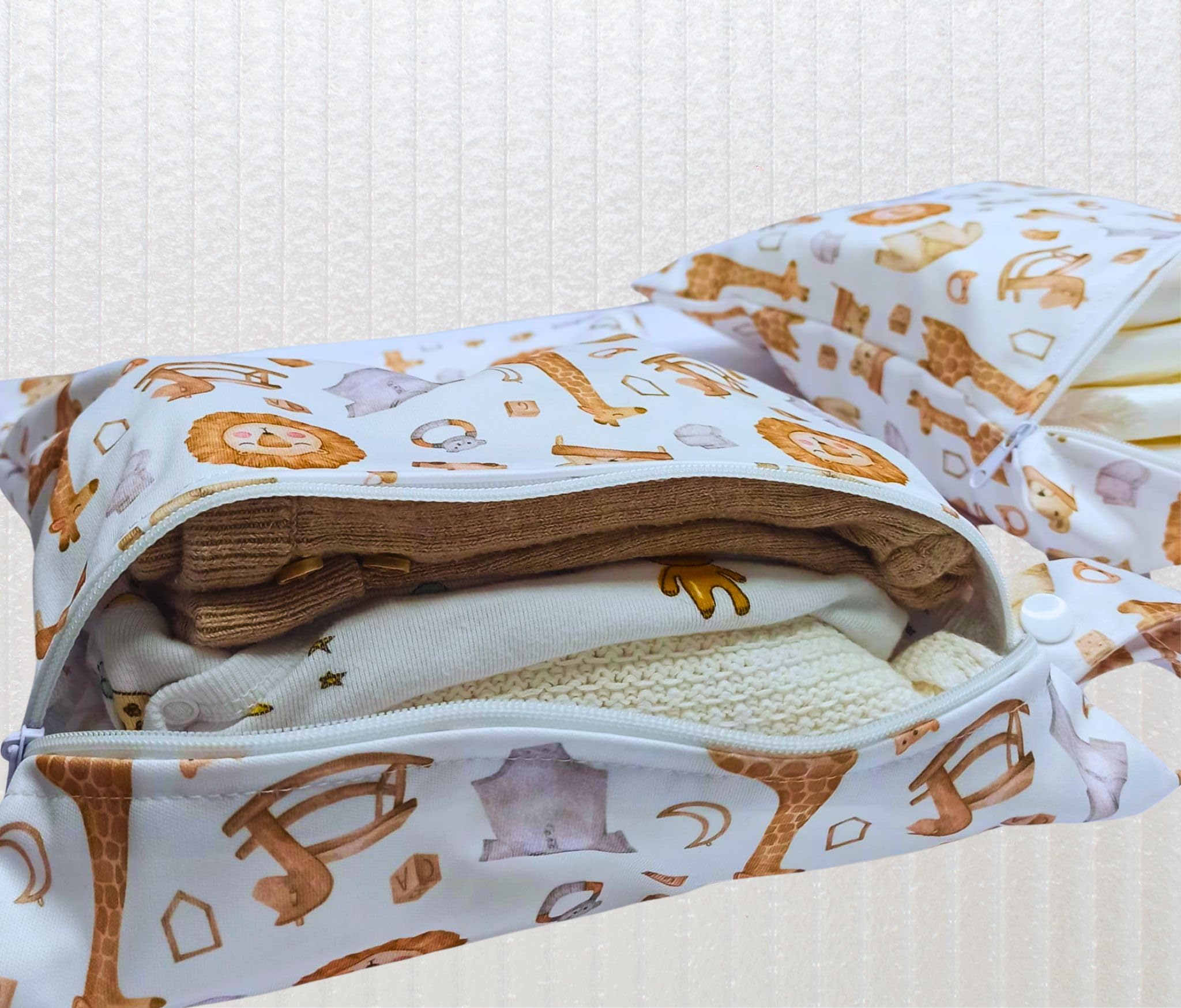 Bolsa Impermeable para Bebe de 3 Piezas, para Ropa Seca, húmeda y usada, Organizador de pañales, toallitas y cremas, para guarderia, Neceser para Viaje, Son Reutilizables. (Jirafa)