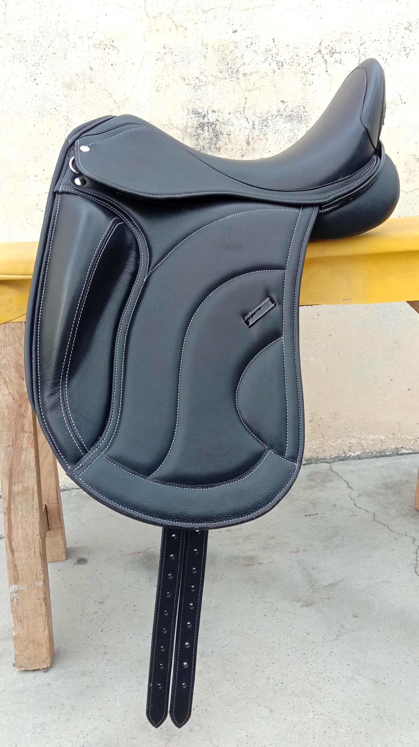 Leather Dressage Monoflap Changeable Gullets Medium Saddle (17")