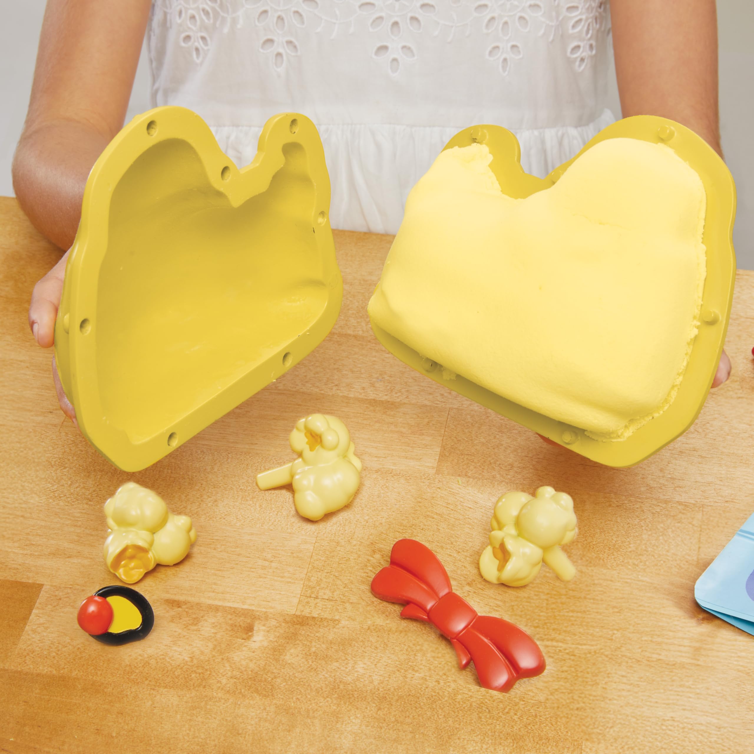 Little Tikes Creative Chefs Bluey Duck Cake Kit - Include Make It Mix e 15 accessori realistici, set di cucina per gioco finto, non commestibile, adatto a bambini e bambine - Età 3+