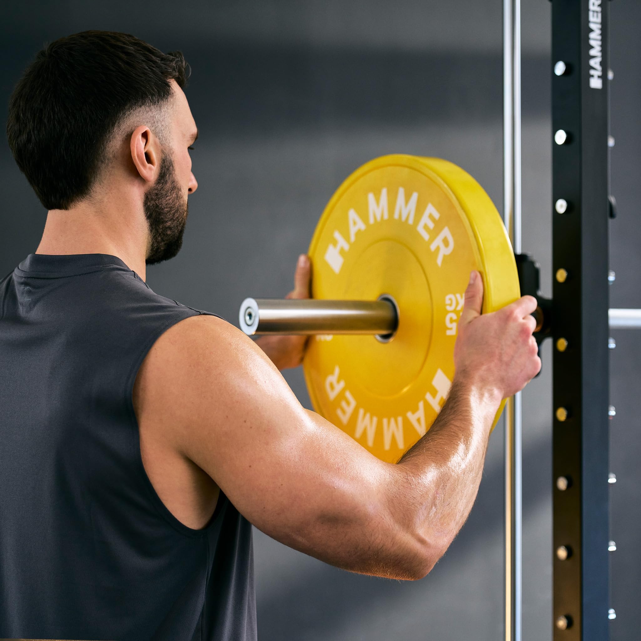 HAMMER Multipresse MA50 – Kraftstation für Zuhause mit geführter Hantelstange, Multigrip-Klimmzugstange & Safety-Bars, 4 Scheibenhalter, platzsparend & robust, bis 130 kg