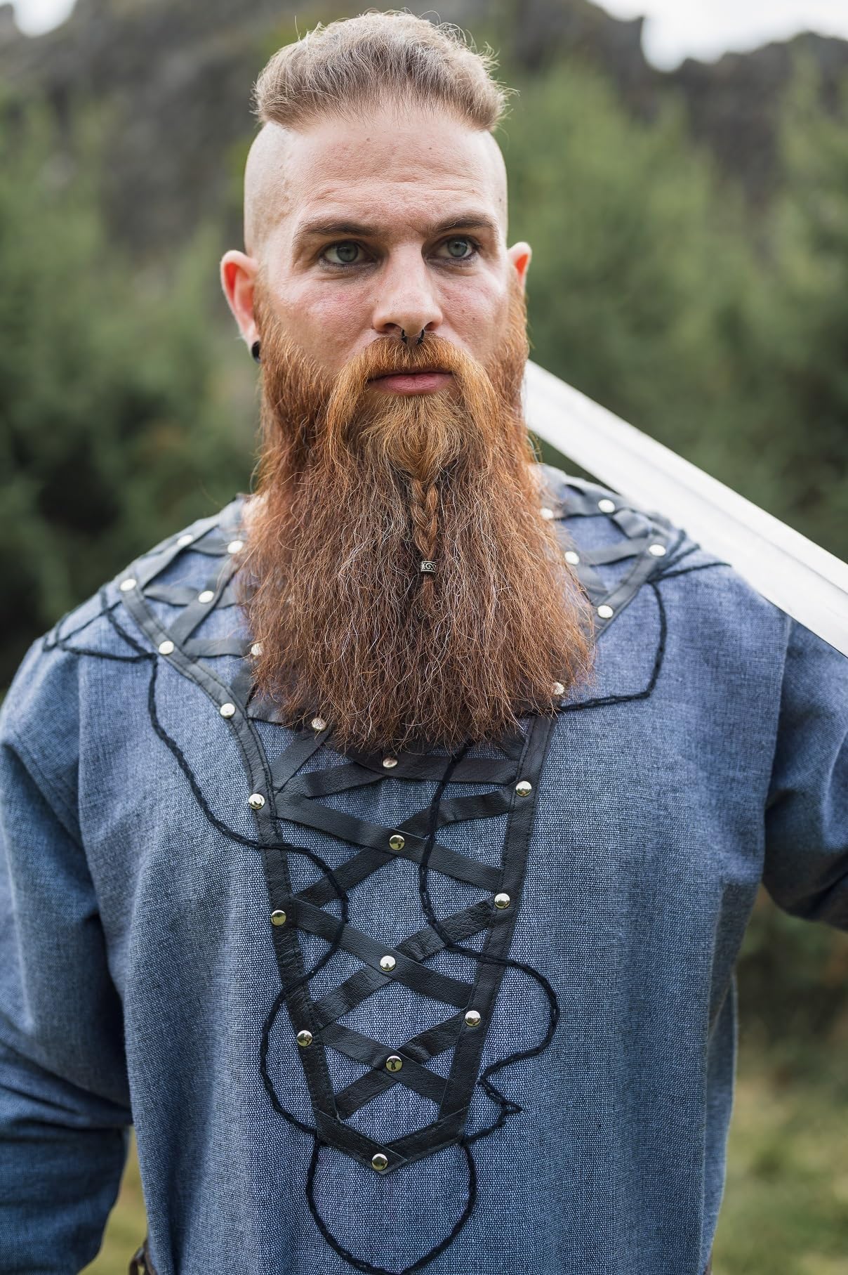 Leonardo Carbone® Tunika Wikingów Erik - średniowieczna odzież męska, koszule rekreacyjne z krótkim rękawem, kostium karnawałowy, tunika wikingów, odzież LARP - 100% bawełna ze skórzanymi aplikacjami