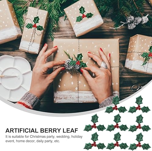 Miniatura 8 de 100 piezas de bayas de acebo artificiales con hojas verdes de Navidad, ramas de baya de acebo, accesorios de decoración para bricolaje, adorno