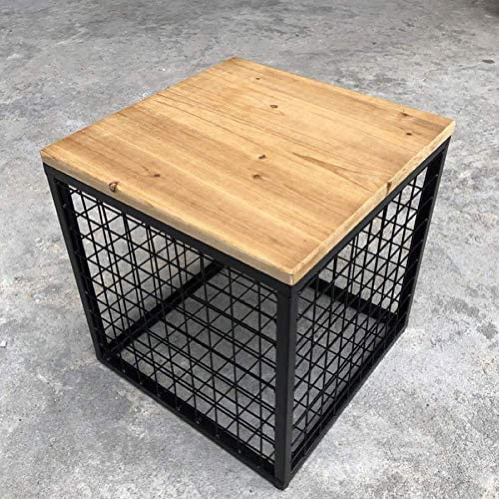 Pouf de rangement en cuir et fer forgé pour optimiser l'espace d'un salon moderne