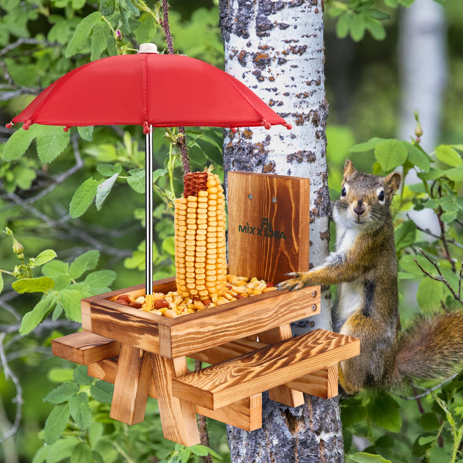 MIXXIDEA Eichhörnchen-Futterstation Picknicktisch mit hohem Regenschirm, Eichhörnchen-Futterspender aus Holz für draußen, niedlicher Streifenhörnchen-Futterspender mit Maiskolbenhalter, solide