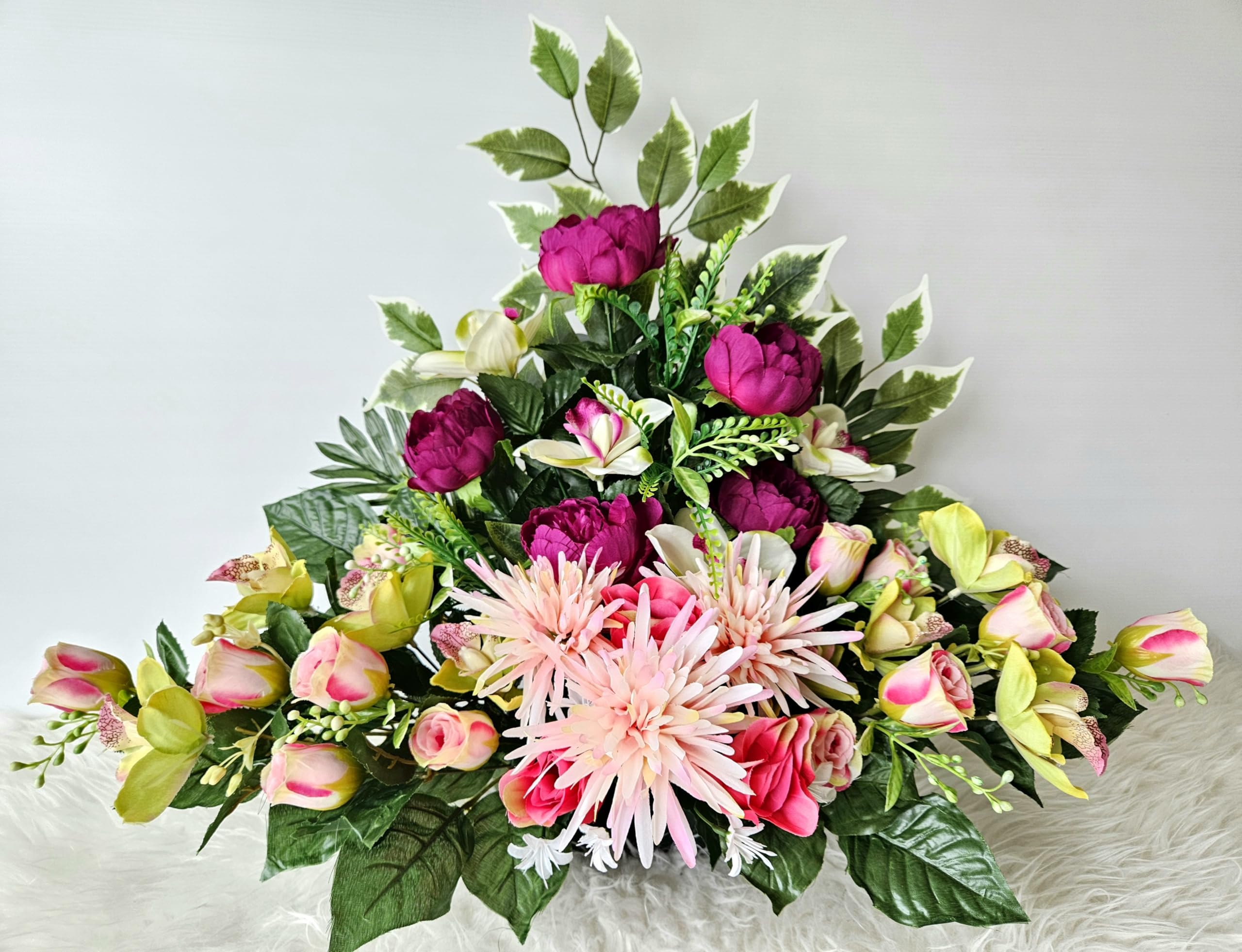Composition de Fleurs Artificielles Lesté Ciment, pour Une Parfaite Tenue à L' extérieur. Réalisé par nos Soins, Fleurs de Qualité.