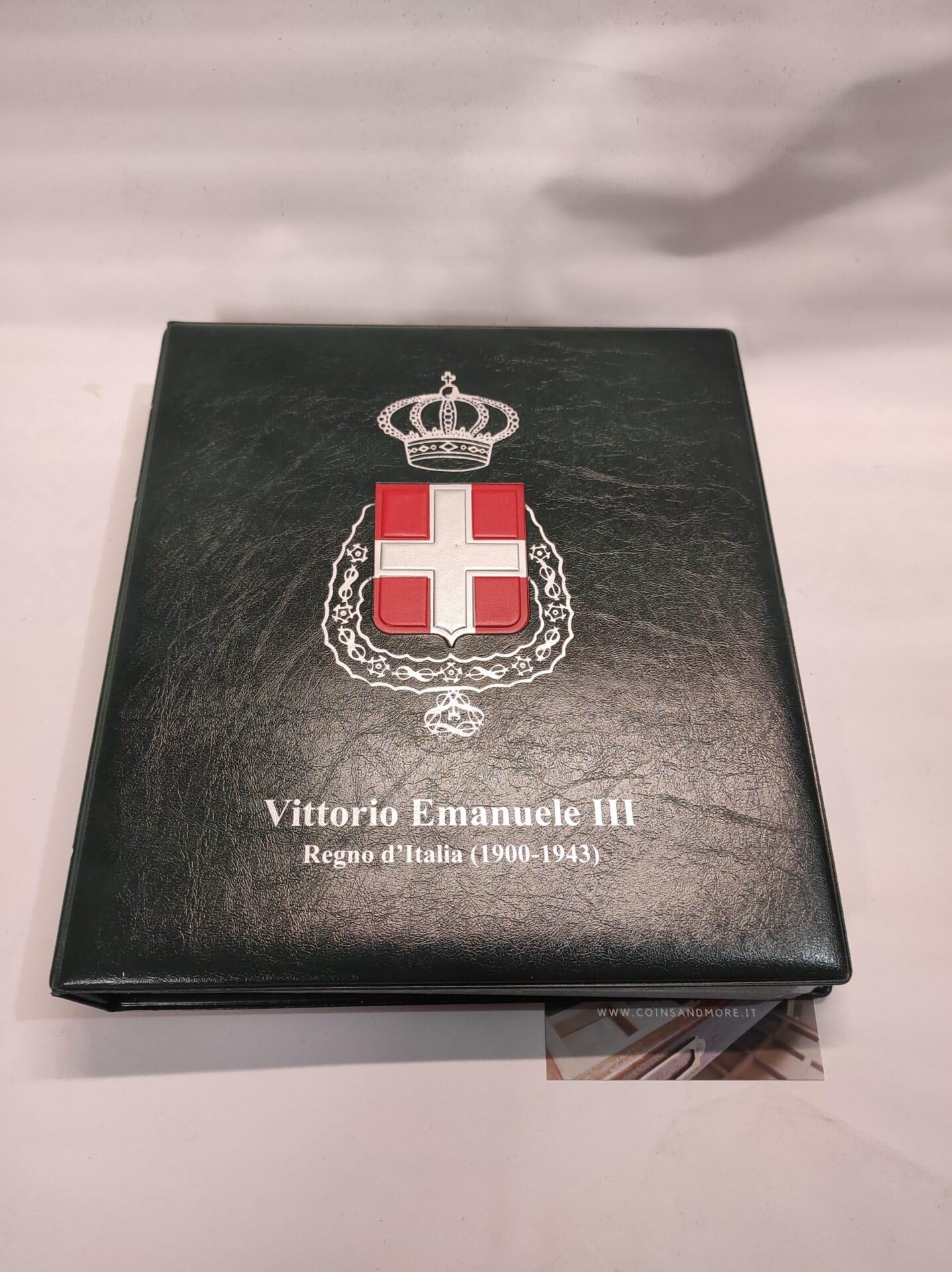 Coins&More Album Monete da Collezione Vittorio Emanuele III Regno d'Italia, Tasche 60x60mm, Schede Storiche Numismatiche, Raccoglitore 4 Anelli con Custodia, Artigianale