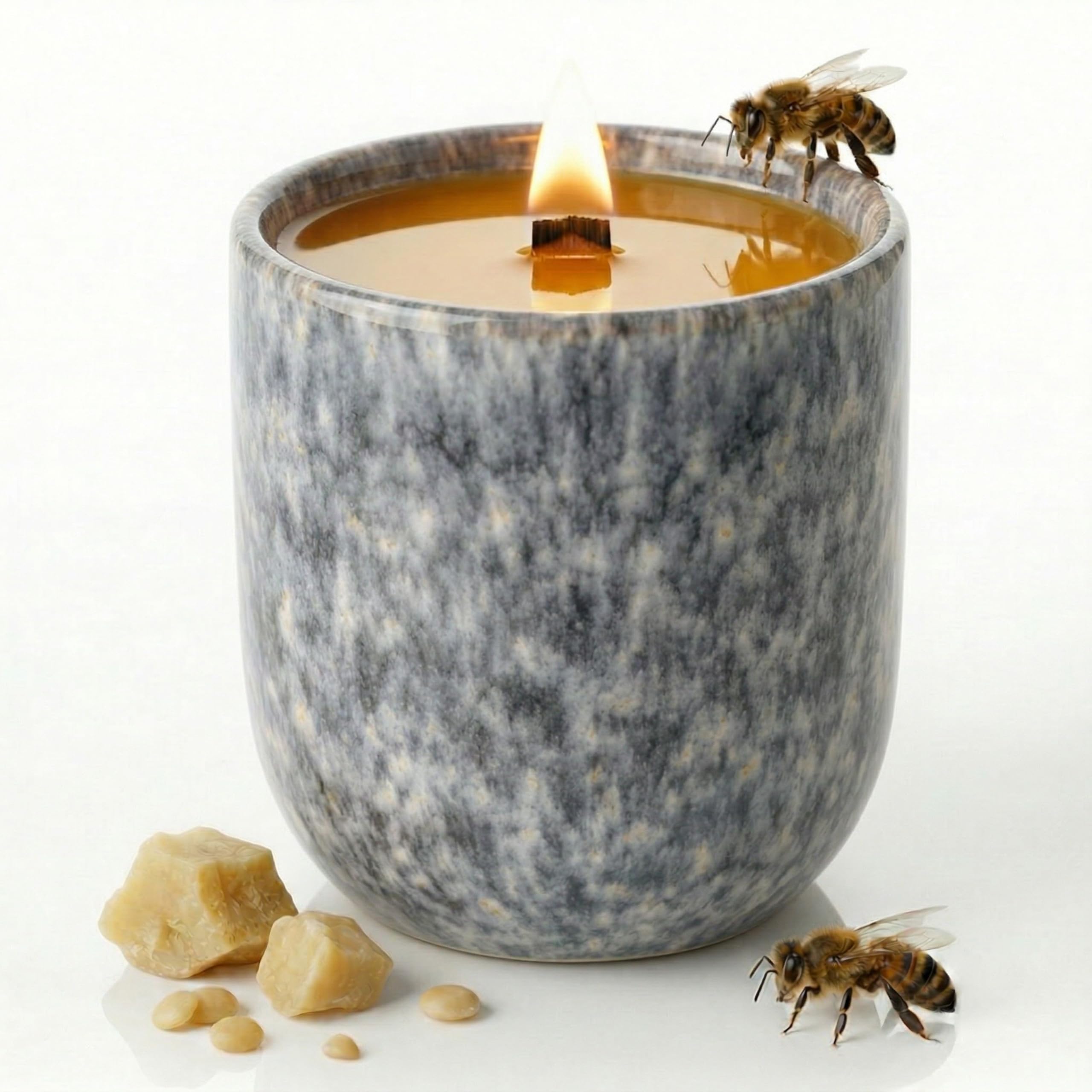 VOM REITER Bienenwachskerze im Keramikbecher mit Holzdocht – Knisterkerze aus 100% reinem Natur-Bienenwachs – 30 h Brenndauer – nachhaltige Geschenkidee (Steingrau)