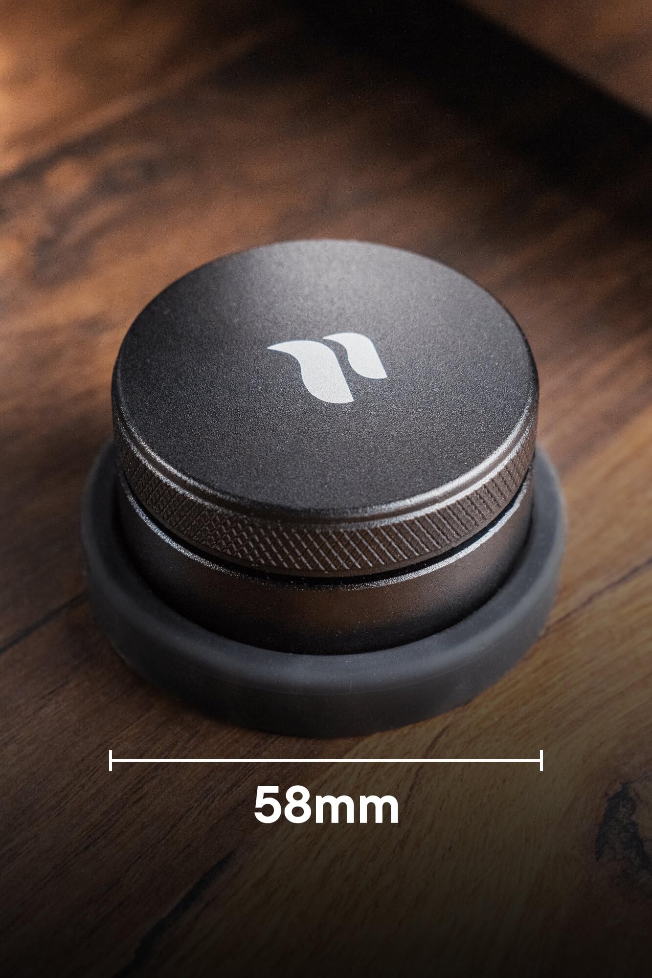 roastmarket Espresso Leveler 58mm | Höhenverstellbarer Kaffeeverteiler aus Edelstahl | Barista Zubehör für Siebträgermaschine | inkl. Silikonablage | Ideal für gleichmäßige Espresso-Extraktion