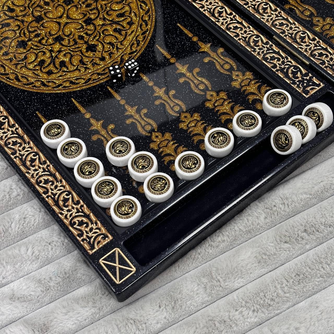 Backgammon di lusso "Leone d'oro" – Realizzato a mano in pietra acrilica e resina – 58 × 28 cm – Design reale e regalo con personalizzazione (Premium Size 58 cm)