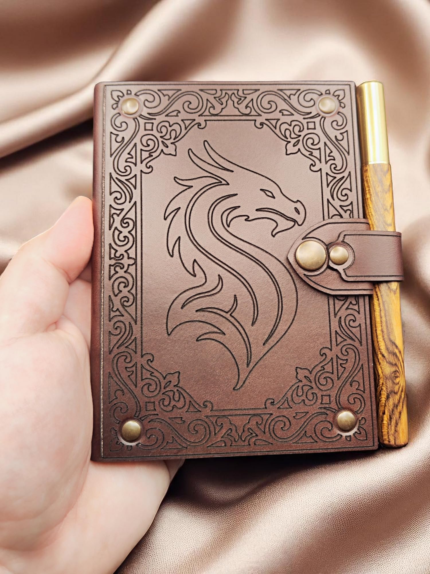 Carnet d’Aventurier Dragon – Journal en Cuir et Bois Rechargeable avec Stylo et Recharges, Carnet Médiéval pour Écriture, JDR, GN, Notes ou Croquis – Fait Main en France