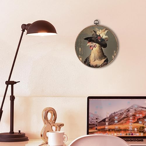 Miniatura 3 de Arte de pared redondo de pollo caprichoso enmarcado, decoración de pared redonda de gallo oscuro Moody Moody Rooster, impresiones en lienzo para