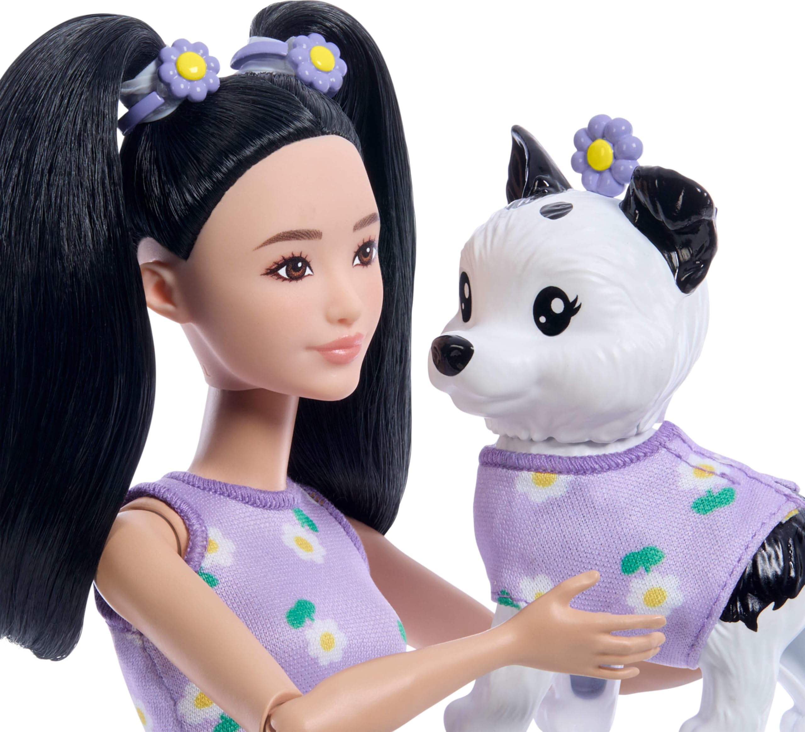 Barbie Twinning Looks Bambola con Cane Animale Domestico con Vestiti Viola di Margherite e Accessori come Fiori e Marsupio, Capelli Nero, JFP39