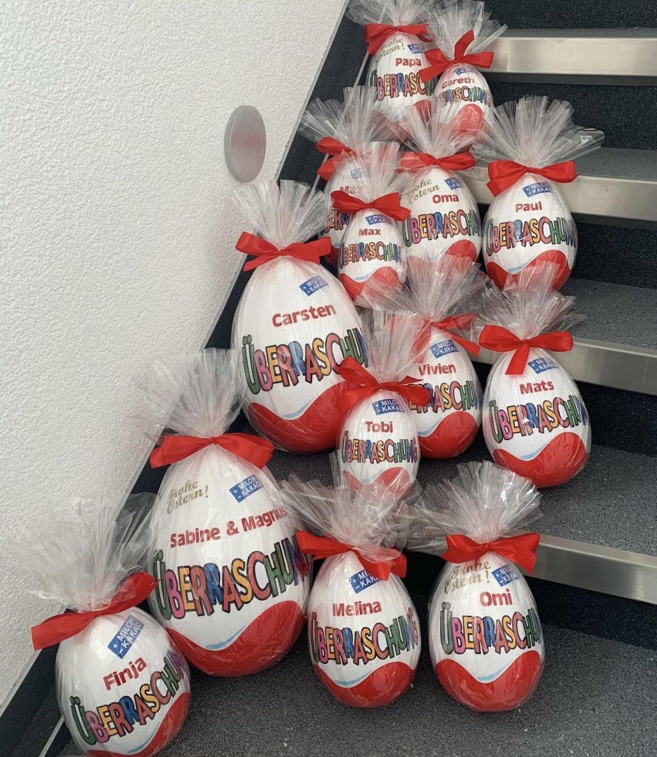 XXL Geschenkbox Überraschungsei personalisiert mit Wunschnamen, befüllt und unbefüllt | verschiedene Größen | Geschenk Nikolaus Weihnachten | Mama Papa Oma Opa Geschenkidee | (Rot, XXL - 30 cm)