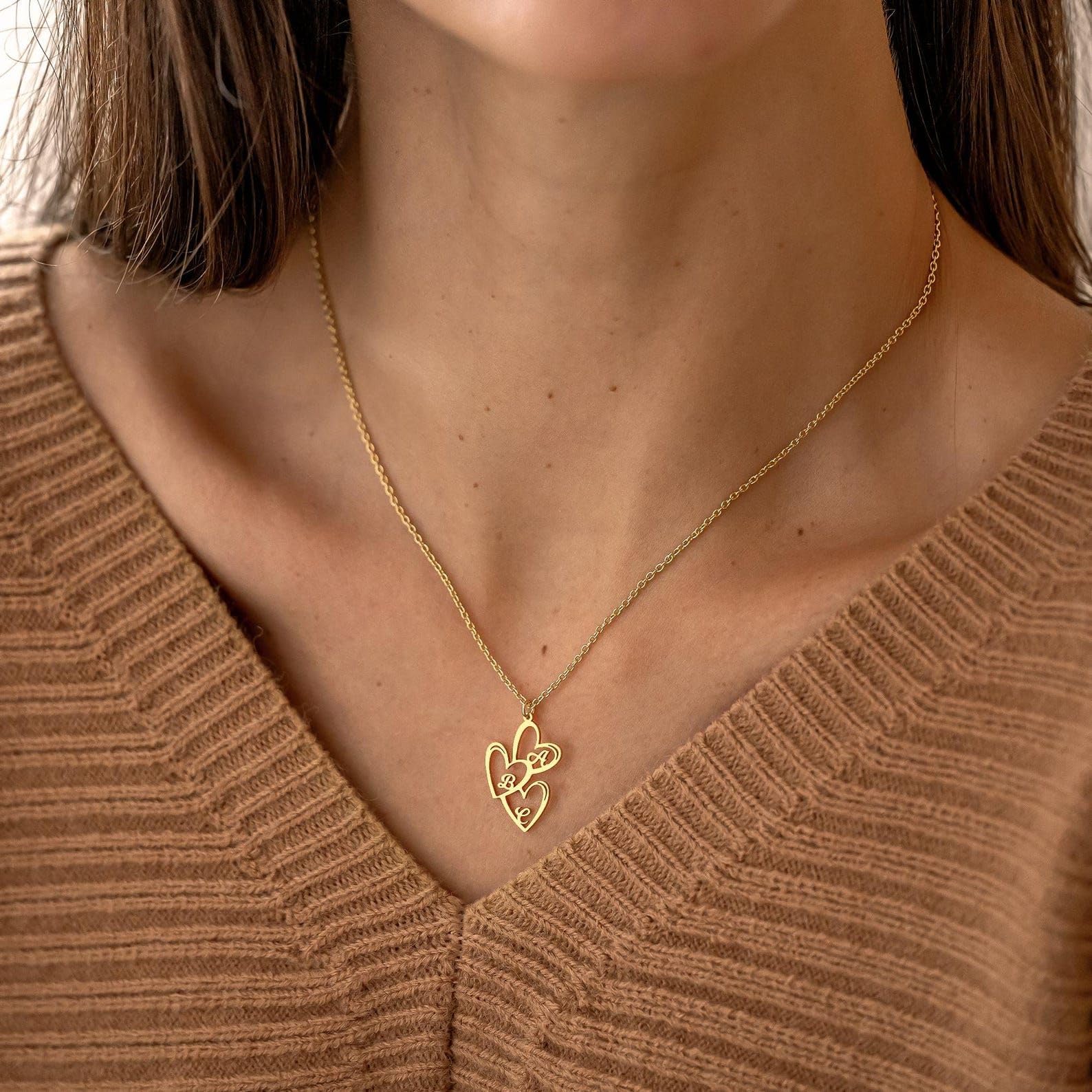 Delicato famiglia iniziale cuori collana, personalizzato multiplo cuore ciondolo collana, oro cuore nome per lei, Natale per mamma