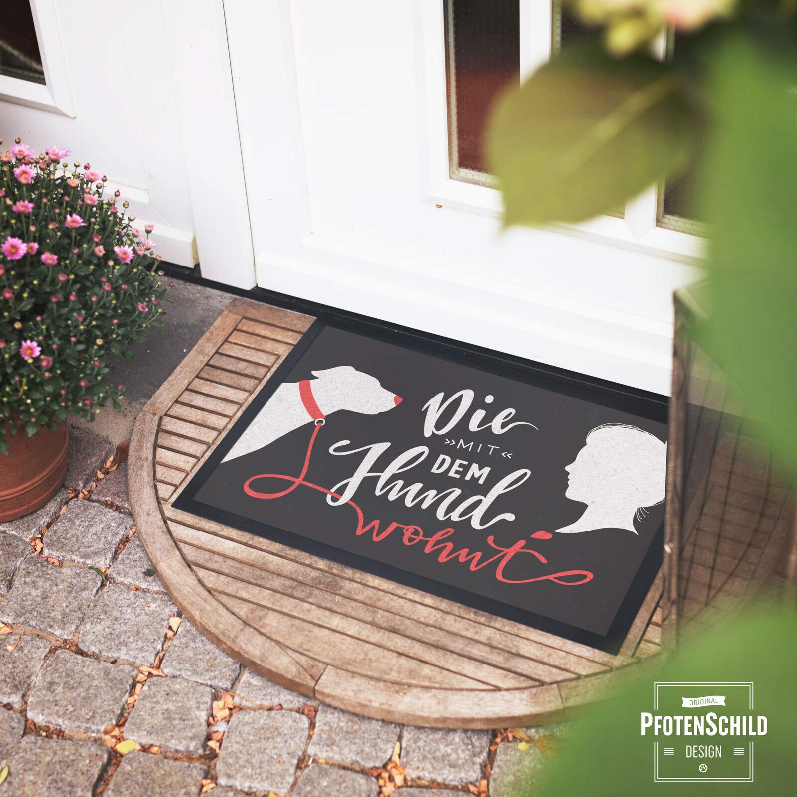Fußmatte mit lustigem Spruch - Die mit dem Hund wohnt - Geschenkidee für die Hundebesitzerin - gummierte Rückseite, rutschfest - 90 x 60 cm
