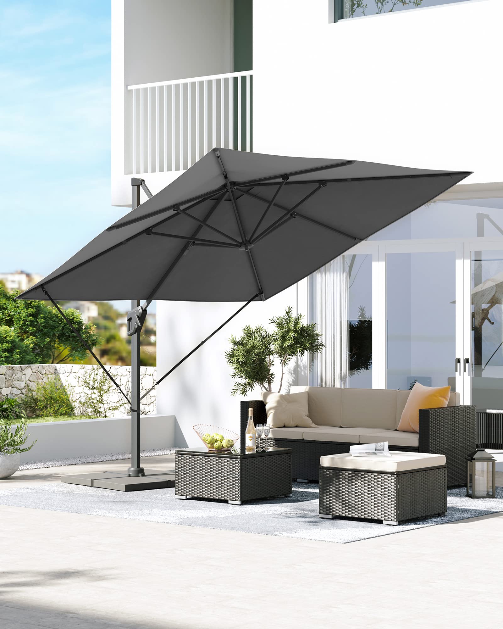 SONGMICS Sonnenschirm 290 x 290 cm, Ampelschirm, Gartenschirm, UV-Schutz UPF 50+, um 360° drehbar, Neigungswinkel verstellbar, mit Ständer, Befestigungsgurten und Abdeckung, rauchgrau GPU039G01