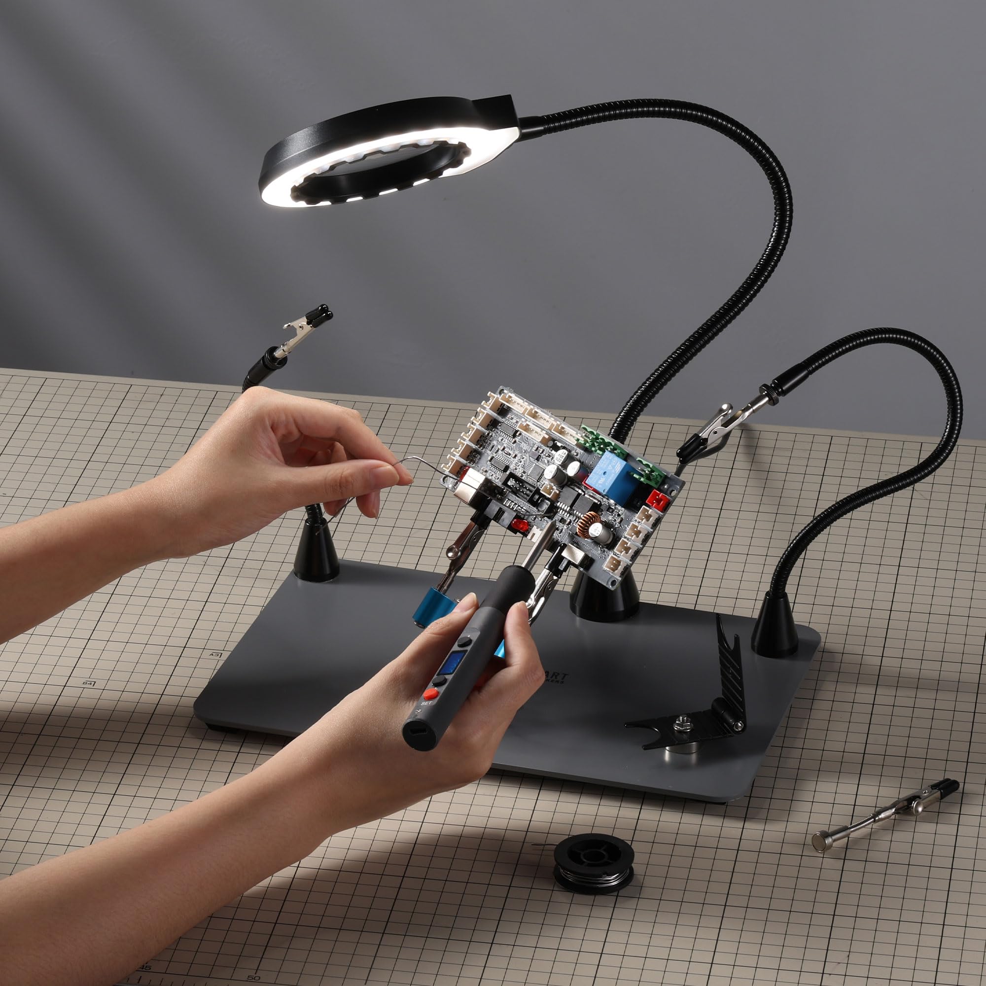 Sainsmart Supporto per saldatura PCBH v2, Stazione di saldatura magnetica, nuovo saldatore e mini porta clip, ingrandimento 5x LED integrato, 6 bracci a collo d'oca regolabili