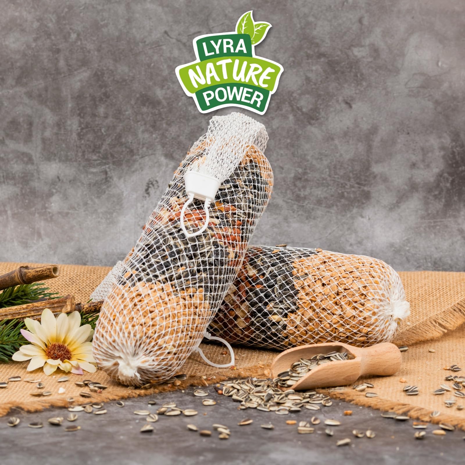Lyra Pet® 3 x 4 STK. Riesen-Futterstange je 600 g Vogelfutter Wildvögel | Energiequelle für Wildvögel im Sommer & Winter - Ideal für Balkon & Terrasse - Nährstoffreich & dekorative Mischung