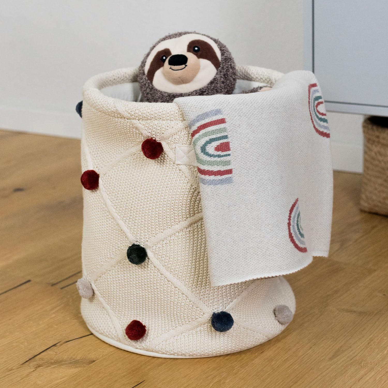 Kindsgut Aufbewahrungskorb Kinder Baumwolle mit Pompons, Creme | Spielzeugkorb 30x35 cm, weich und rund, für Kuscheltiere, Spielzeug, Decken und Wäsche, Kinderzimmer, Ordnung lernen, Unisex