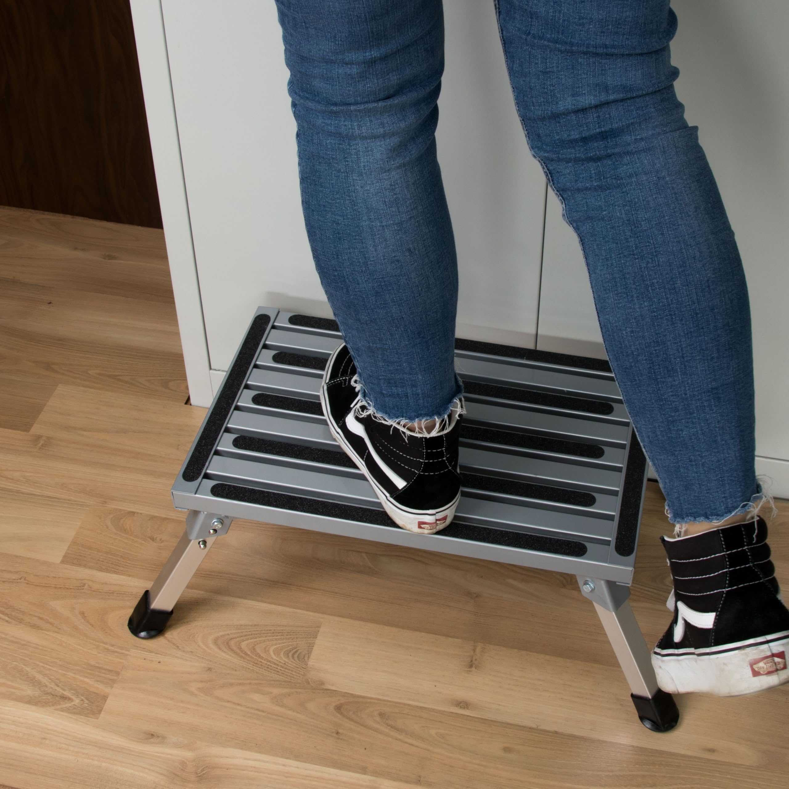 Caravan Trittstufe Klappbare Stufe aus Aluminium bis zu 150kg belastbar mit Anti-Rutsch-Trittfläche Einstiegshilfe Einzeltritt Faltbar Wohnwagen Wohnmobil Fußbank Tritt