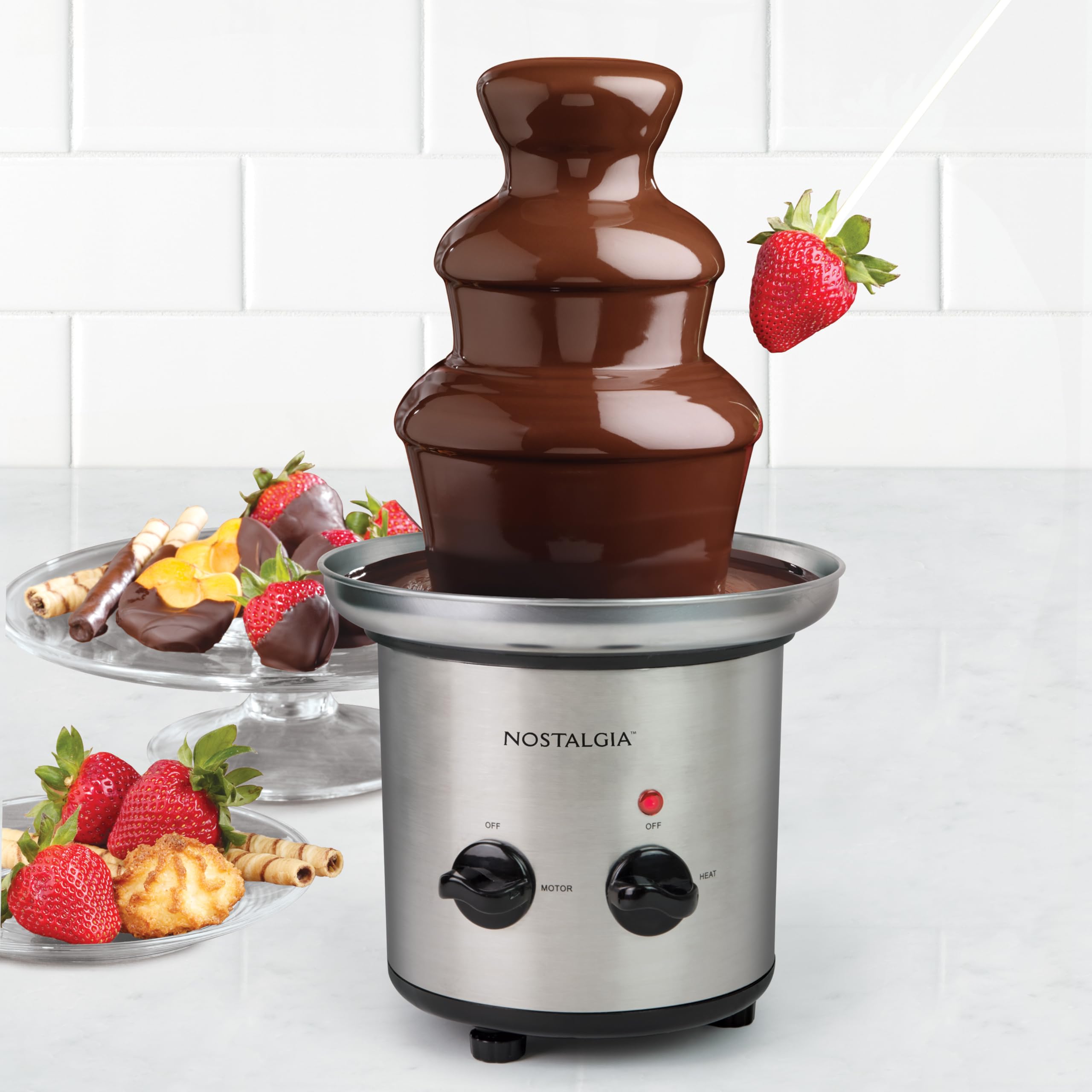 Nostalgia Fontana Cioccolato Elettrica a 3 Livelli, Macchina Feste, Scioglie Formaggio, Queso, Caramella e Liqueur per Immergere Fragole, Fette di Mela, Verdure, 936-ml, Acciaio Inossidabile