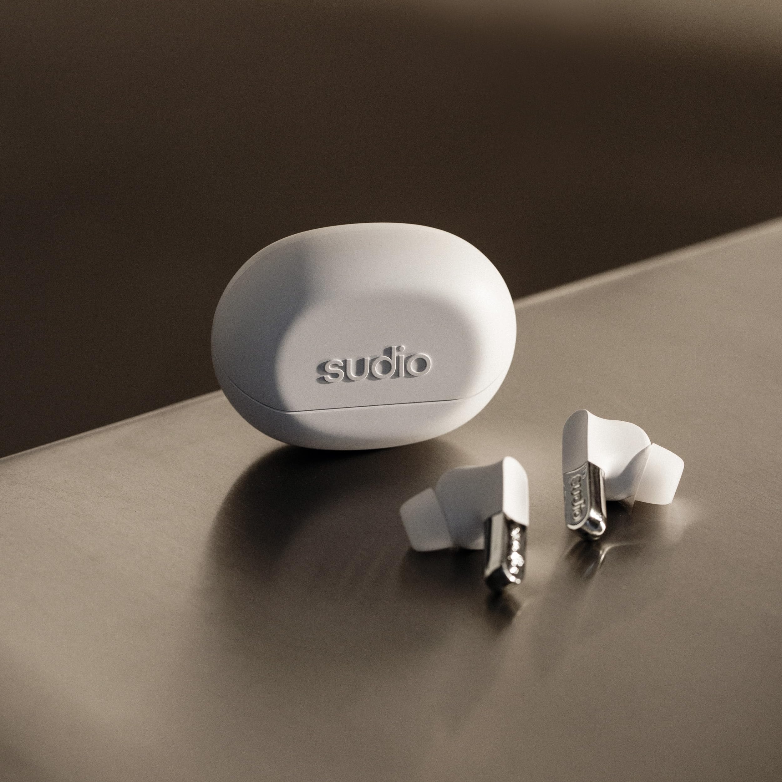 Sudio N3Pro Snow White - Auriculares de día a Noche con cancelación de Ruido. Cancelación Activa de Ruido (35dB), duración de reproducción de 5,5 Horas, IPX4, micrófonos para Grabar Llamadas
