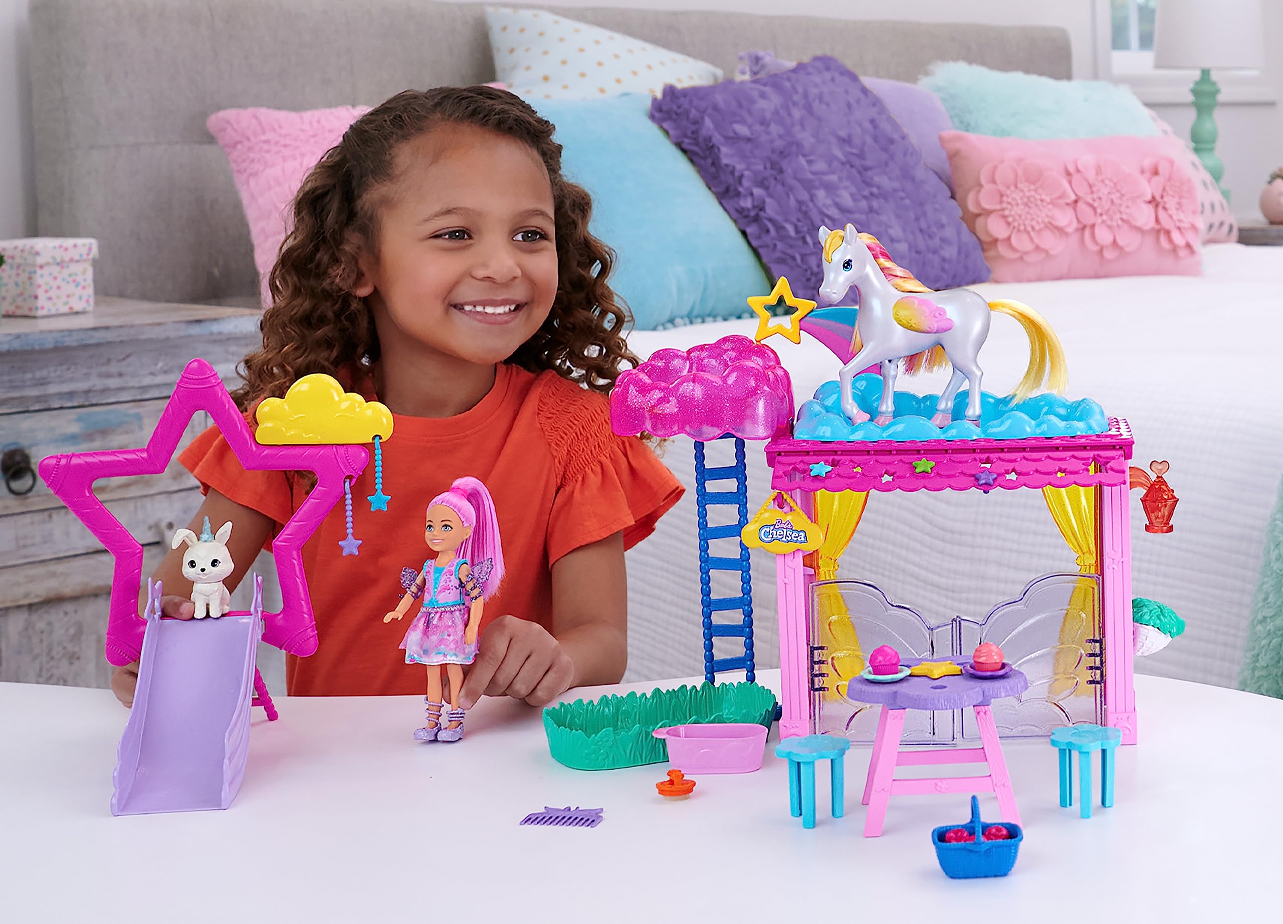 Barbie - Playset Chelsea Un Tocco di Magia, set con stalla, 1 bambola Chelsea, unicorno Pegaso, 1 coniglietto e tanti accessori, giocattolo per bambini, 3+ anni, HNT67