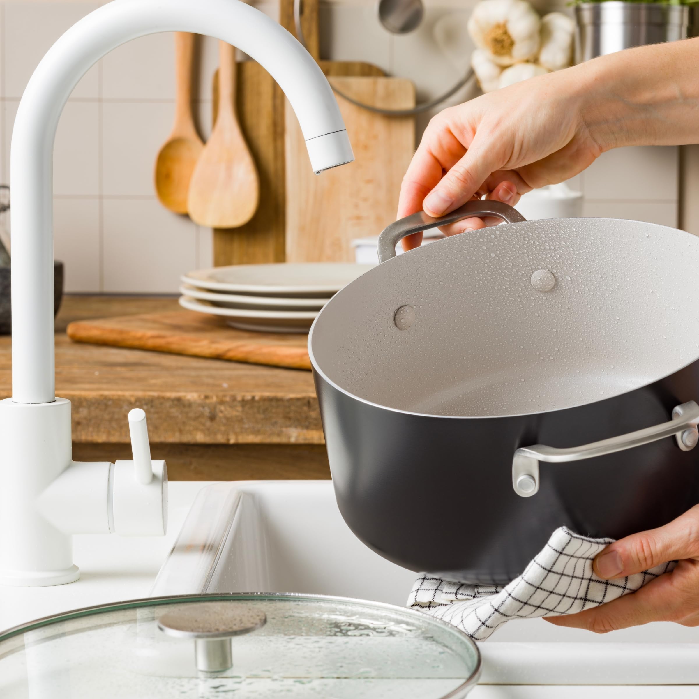 KitchenAid Pirofila in ceramica antiaderente in alluminio, 20 cm/3,11 l, senza PFAS, a induzione, adatta al forno, nero