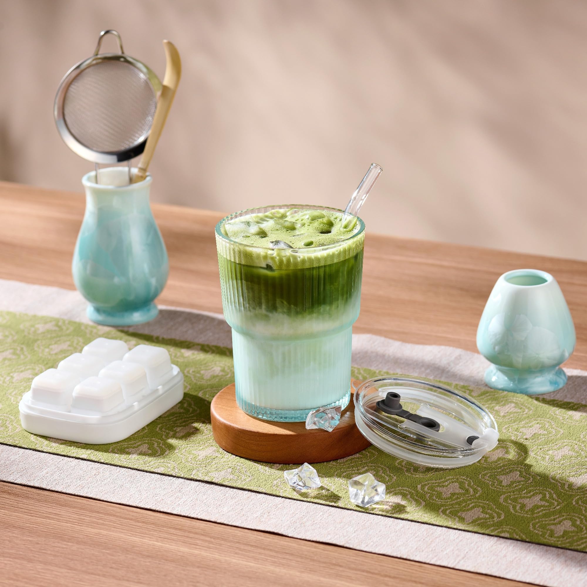 ComboJoy Ensemble de fouet à matcha – Bol à glaçage cristallin, fouet et support en bambou, cuillère et tamis avec support, tasse avec couvercle et paille, plateau à glaçons et torchon – Coffret