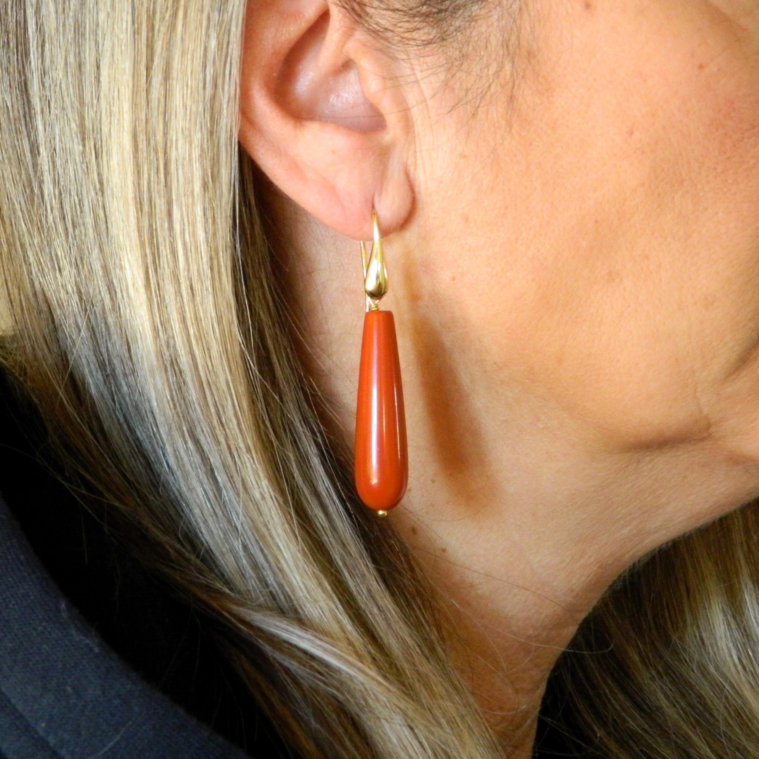DodiGioielli Orecchini Donna Pendenti Handmade con Goccia Lunga in Pasta di Corallo Rosso Sardegna – Argento 925 Placcato Oro – Made in Italy – Eleganti, Nichel-Free, Regalo Artigianale