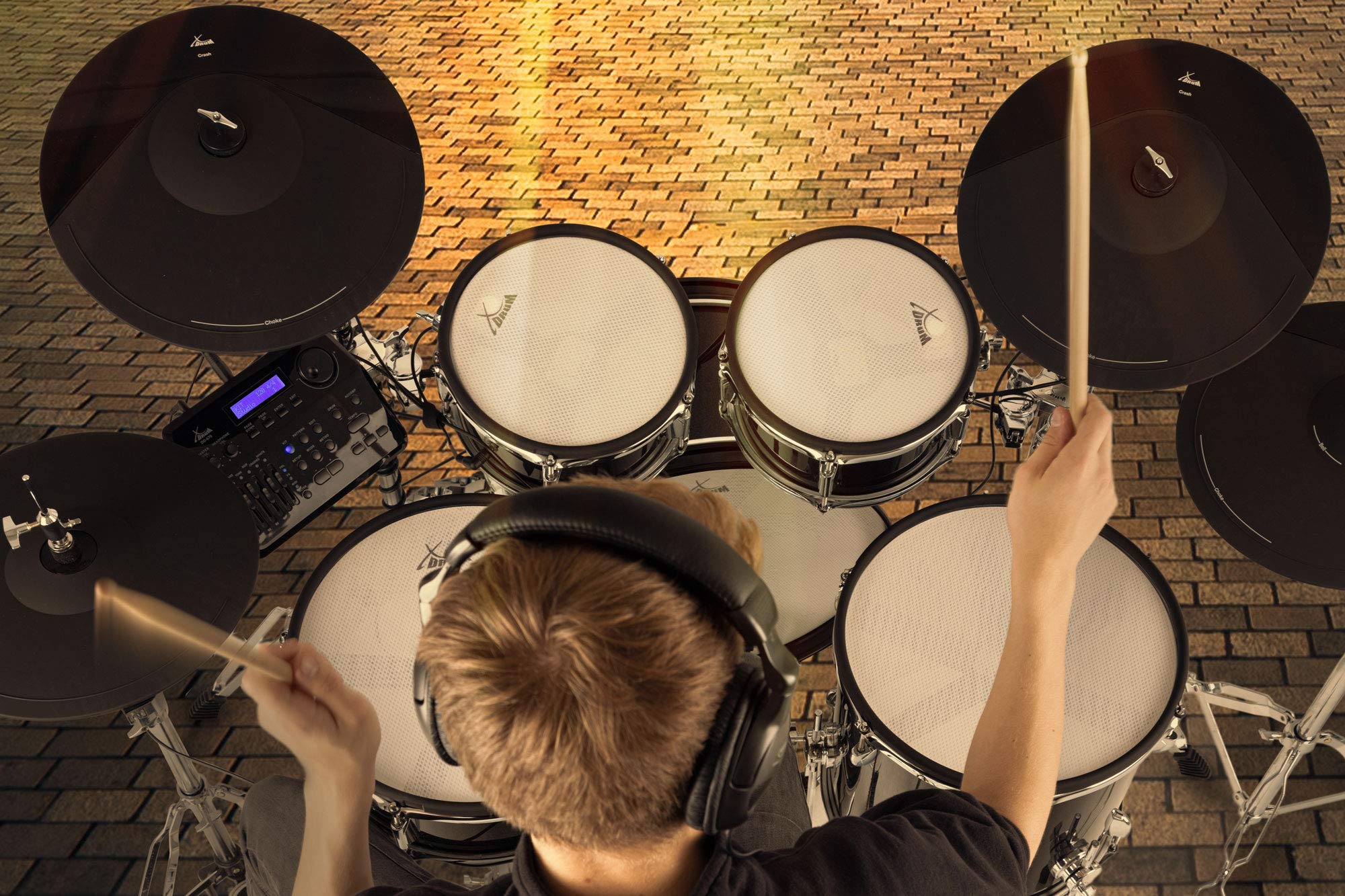 XDrum DD-670 PLUS Mesh E-Drum Kit - batteria elettronica con vera HiHat e casse in legno - pad rullante 14" e pad cassa 20" - 720 suoni, 20 kit utente - incl. hardware - Black Sparkle