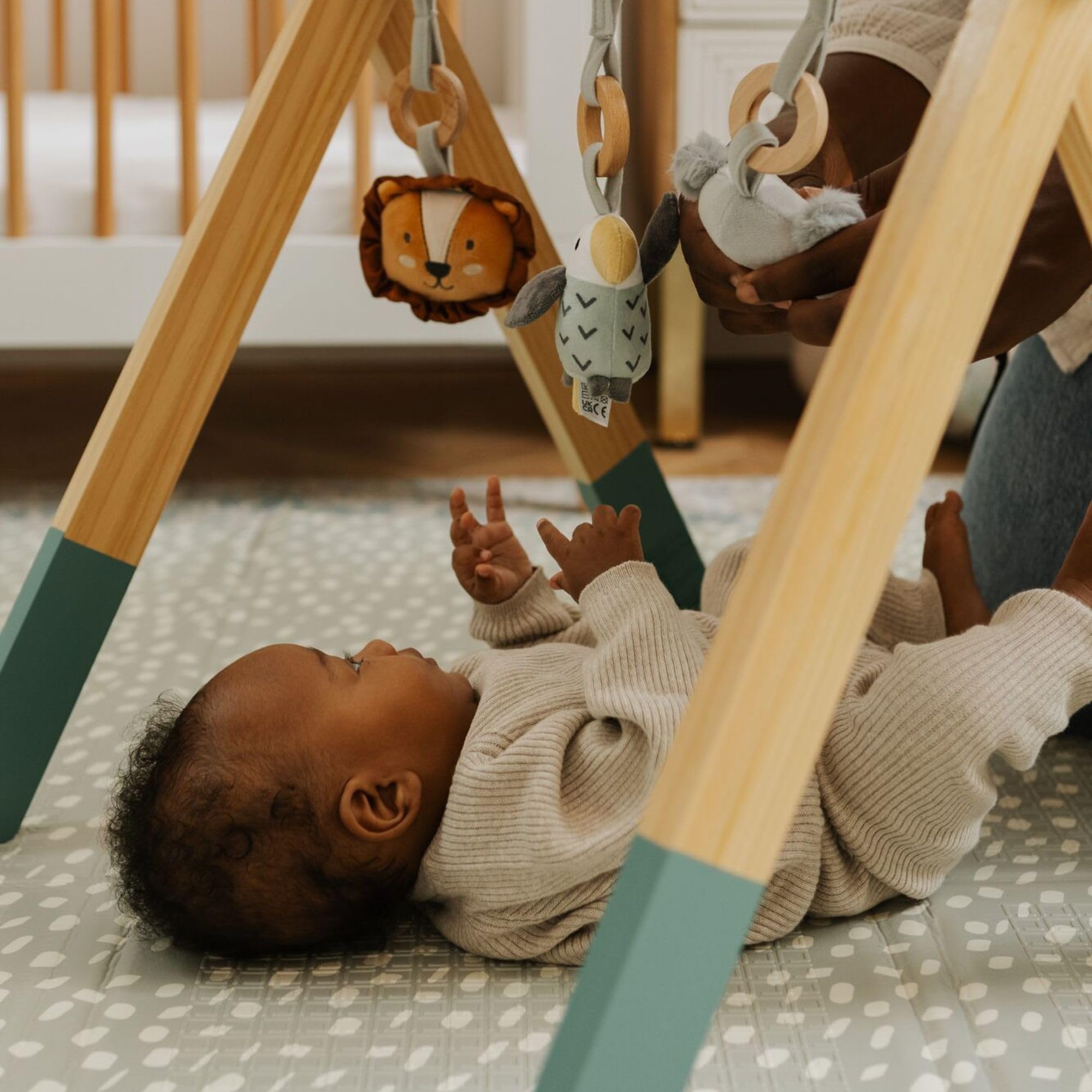 Nuby Arche d'Éveil en Bois Sensorielle, +0 Mois, Animal Adventures | Arche d'éveil pliable en bois avec peluches douces, favorise coordination œil-main & la motricité pour un bon temps d'éveil