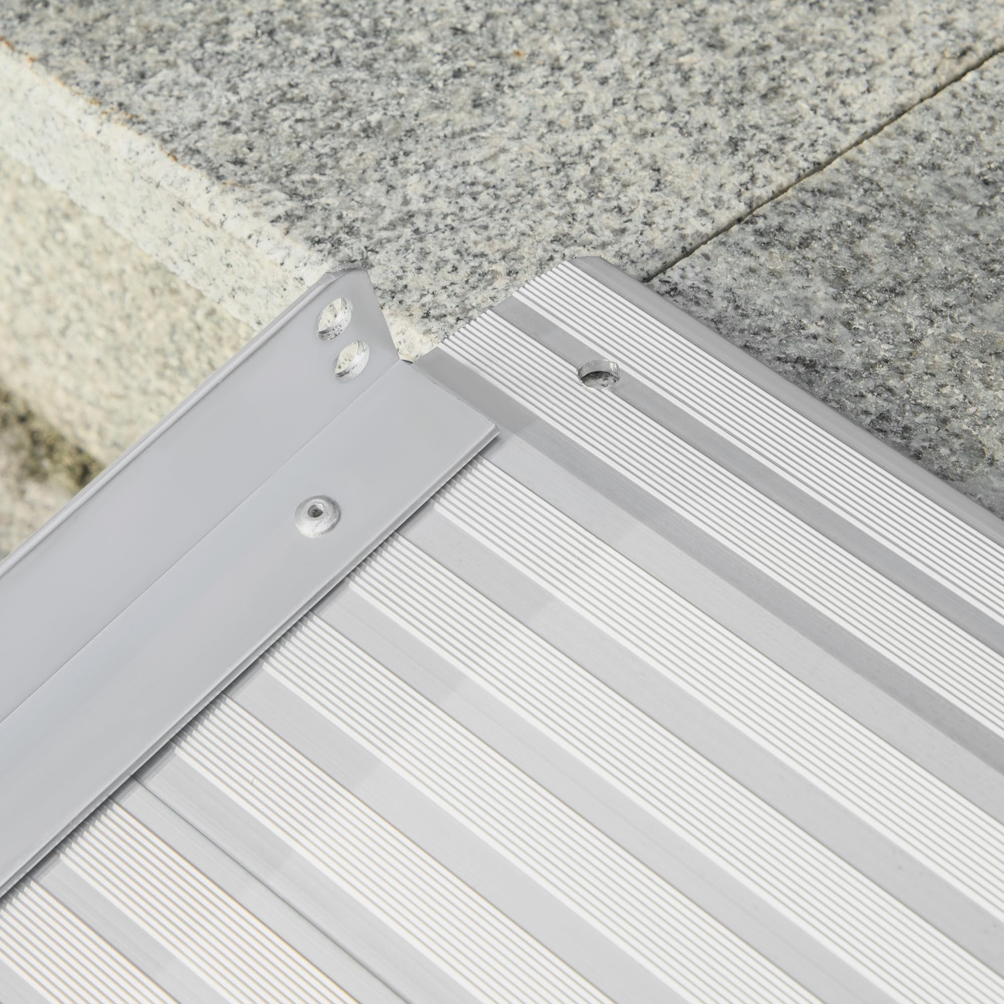 HOMCOM - Rampa de silla de ruedas plegable antideslizante 123x74 cm | Rampa de carga de chorro de arena, aleación de aluminio, bordes de seguridad, pegatinas reflectantes, carga máx. 270 kg