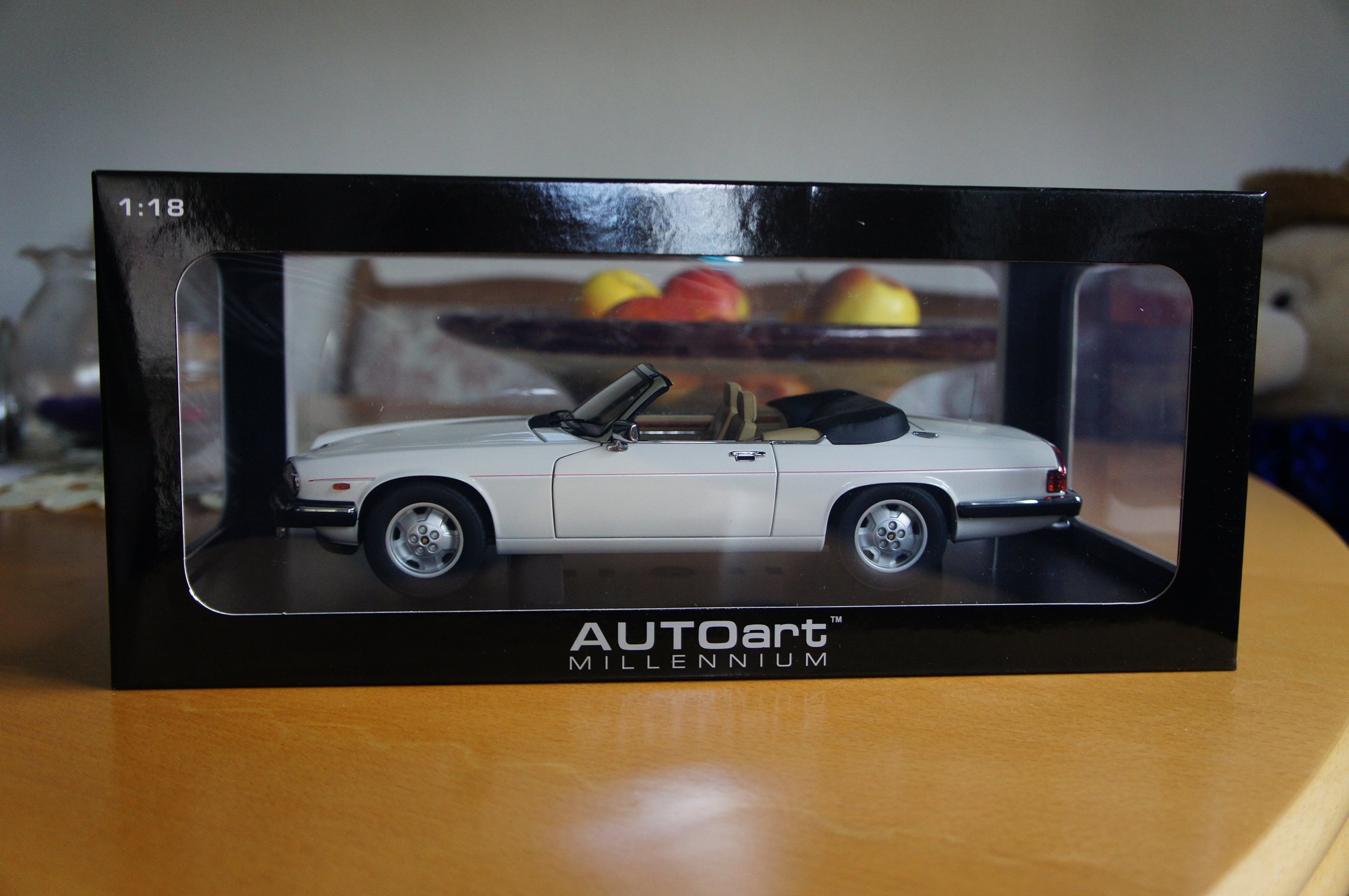 Amazon.co.jp: AUTOart 1/18 ジャガー XJ-S カブリオレ ホワイト 完成 