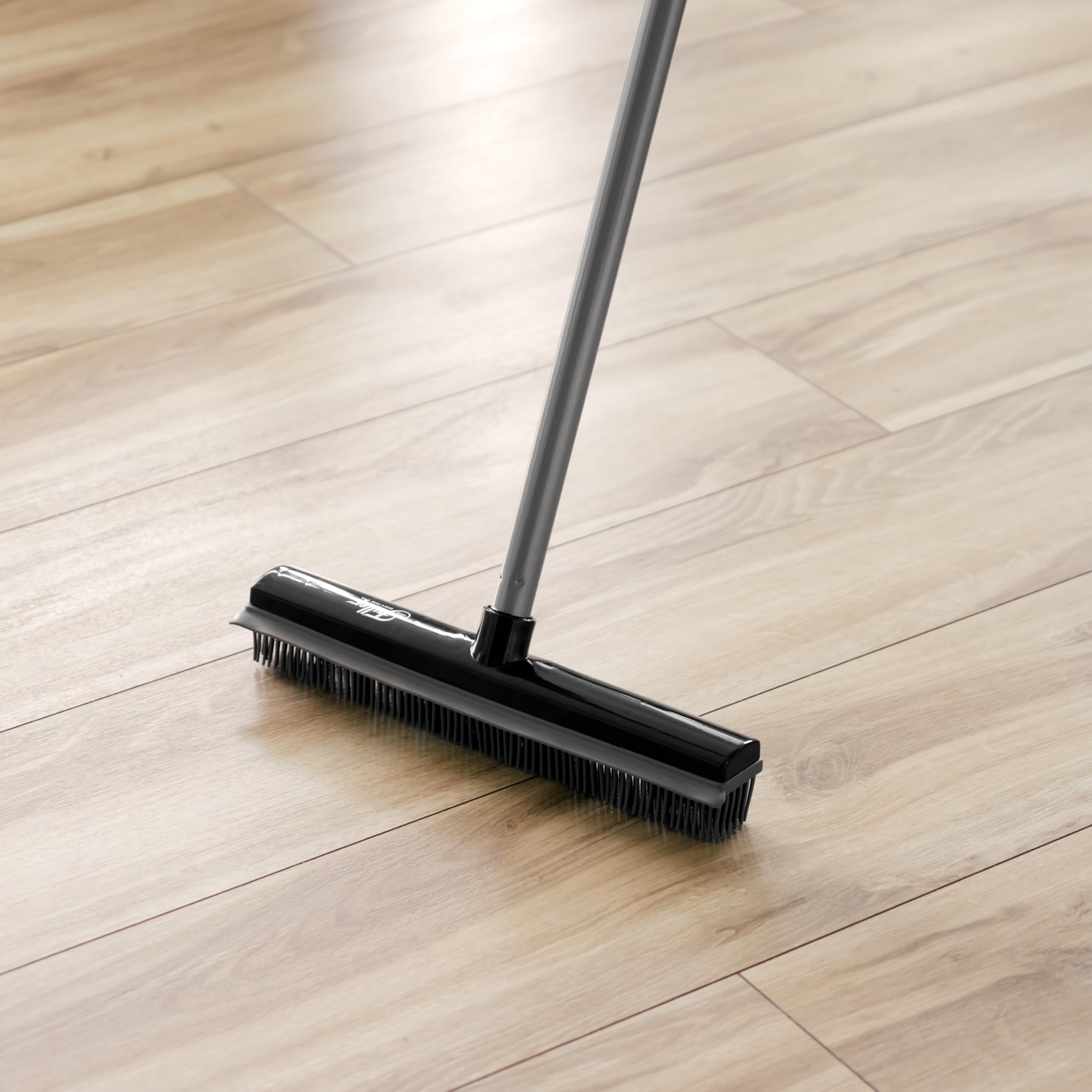 Fuller Brush Escoba de goma con mango ajustable, para alfombras, suelos, escaleras, tapicería, acción electrostática, elimina las partículas de pelusa de pelo de mascotas, pelusa y suciedad, escobilla