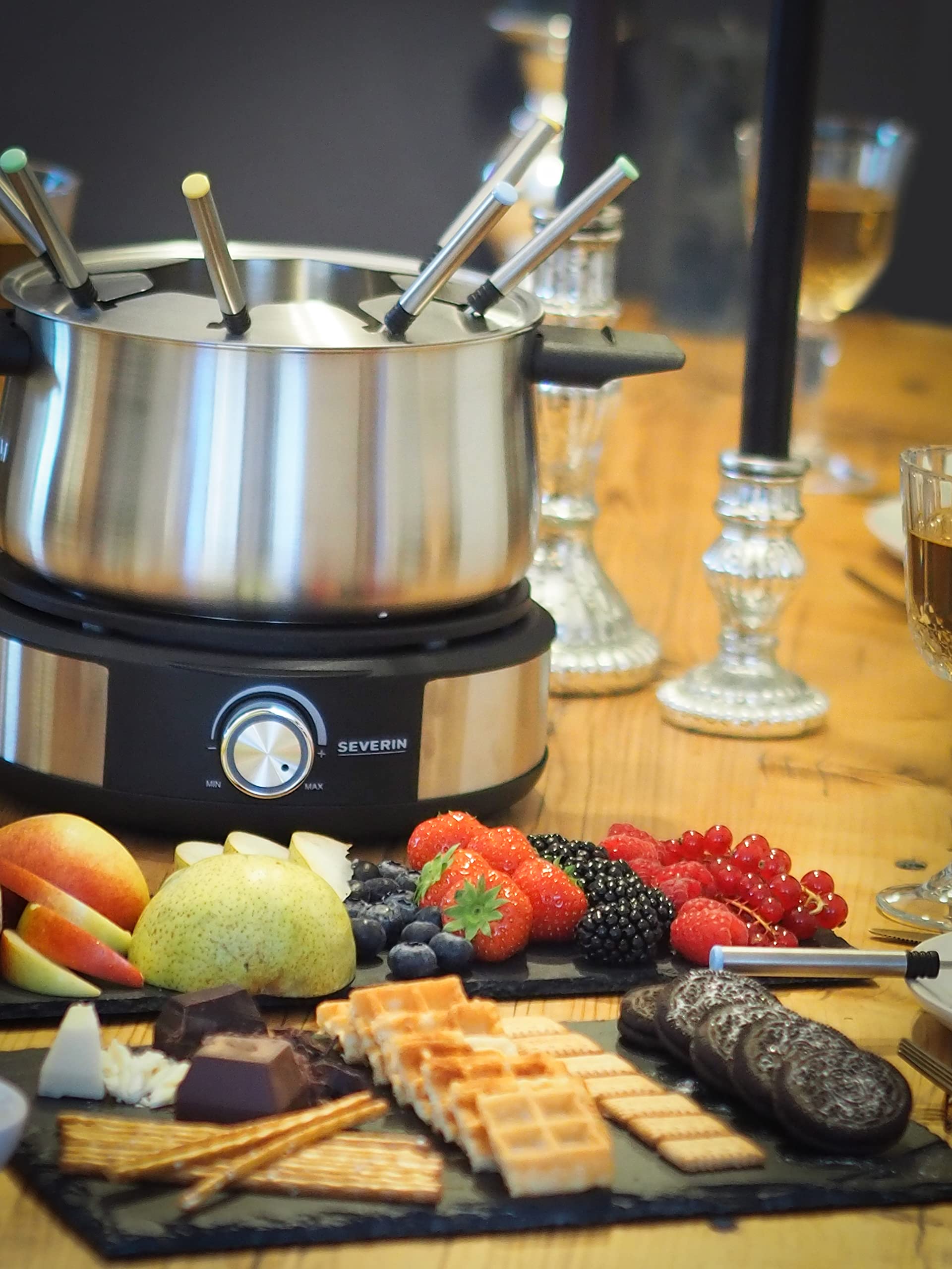 Severin Fondue Crêpière 2 en 1, Inclus 8 fourchettes à fondue, spatule à crêpe et répartiteur de pâte, Inox/Noir, FO 2471
