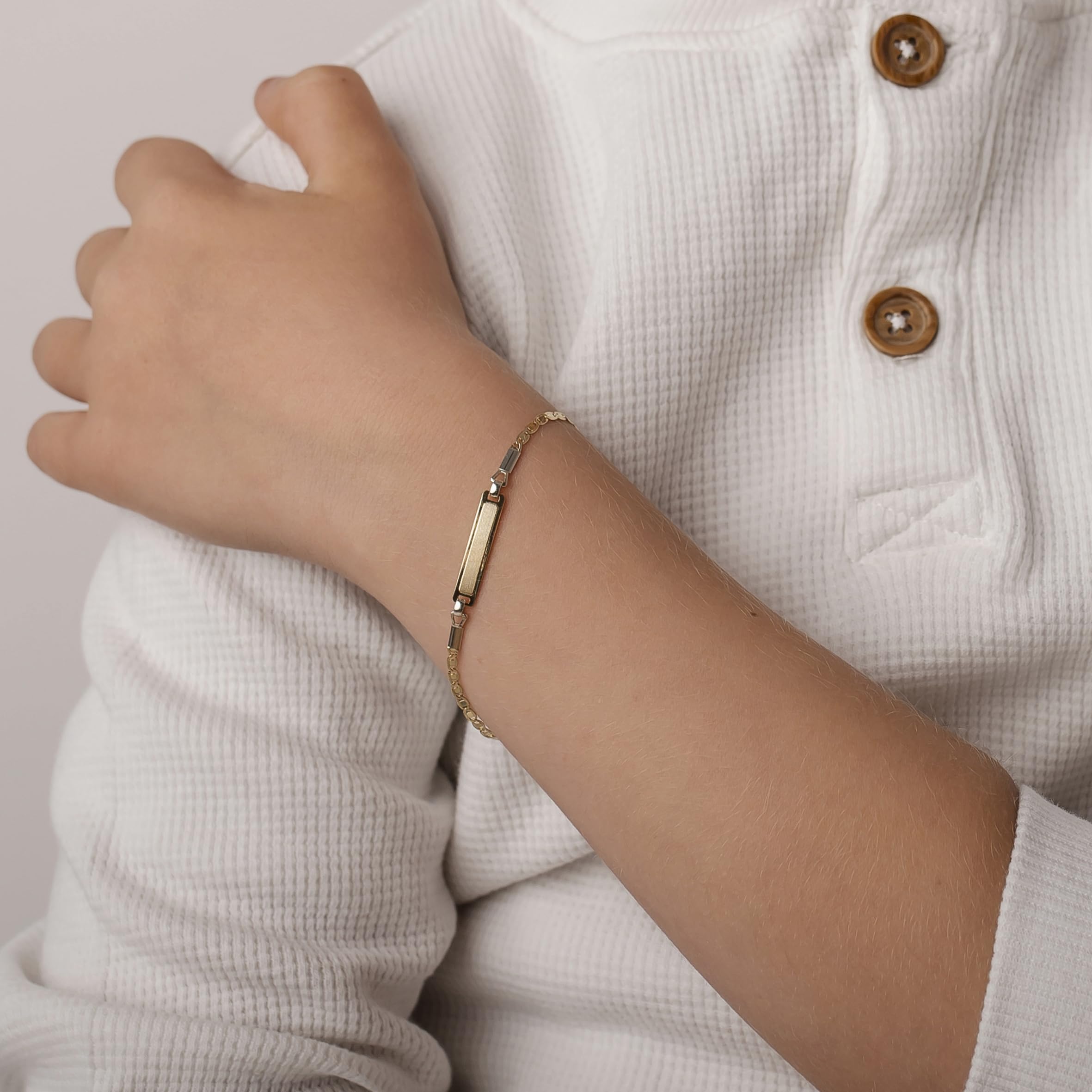 Sakrami Sweet Dreams Pulsera Pequeña de Oro de 9KT con Plaqueta de la Colección Infantil de Niña y Niño + Caja de Regalo Personalizada - Pulsera para Comunión de Nacimiento o Bautizo