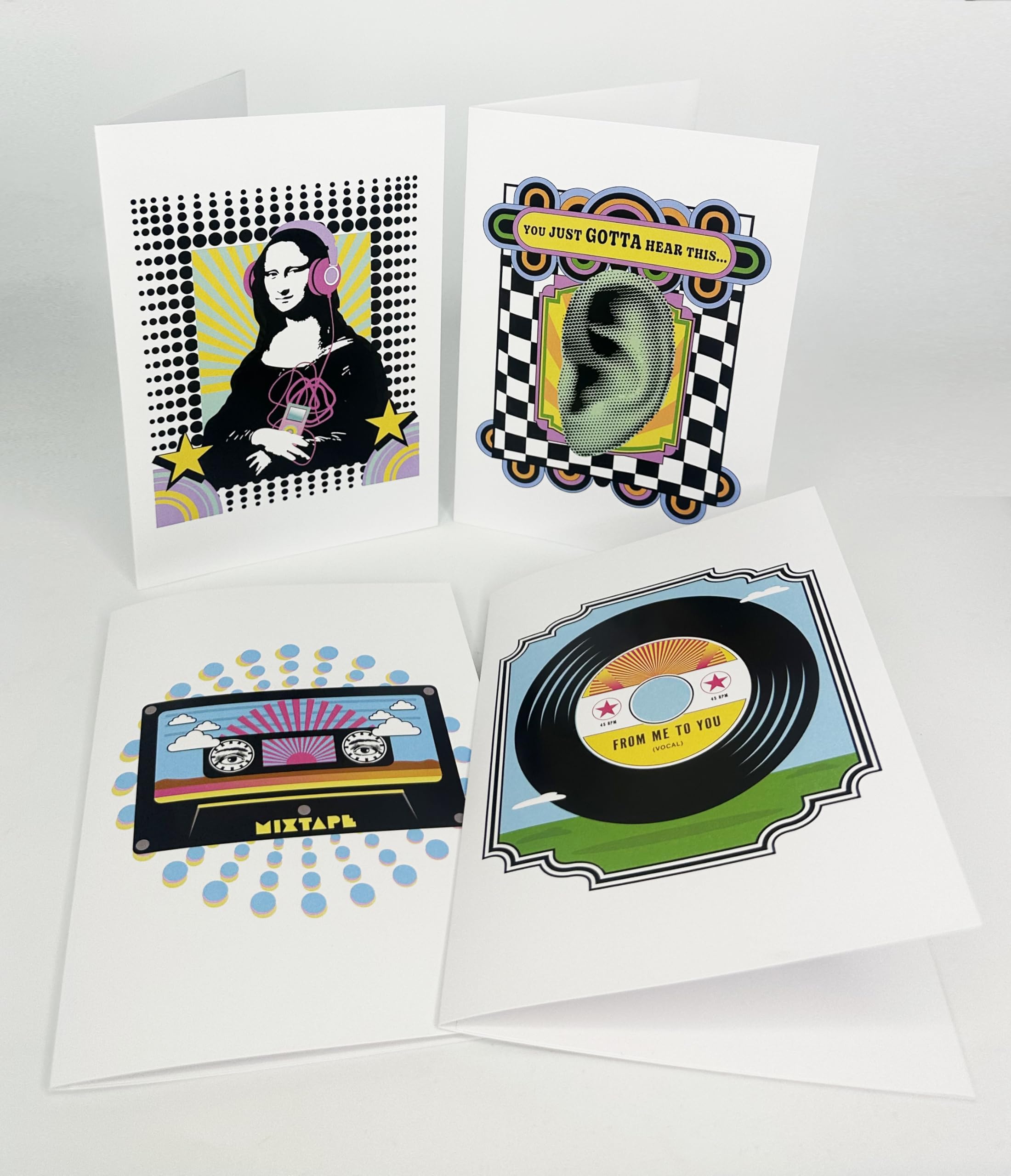 Paquete de 4 tarjetas de audio grabables 'Speakeasies', juego de 4 tarjetas de felicitación diseñadas por artistas. Personaliza tus tarjetas de audio con un mensaje o música de 30 segundos. Presiona
