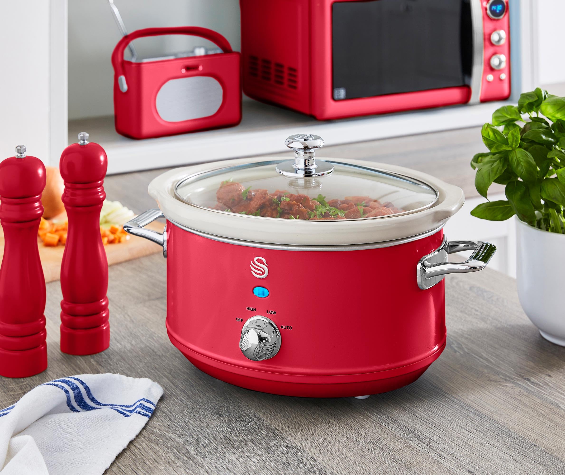 Swan Retro SF17021RNEU Schongarer, 3,5 l, abnehmbarer Behälter, Antihaftbeschichtung, Keramik, frei von PFOA und PTFE, 3 Temperaturstufen, Glasdeckel, Slow Cooker, Vintage-Design, Rot, 200 W