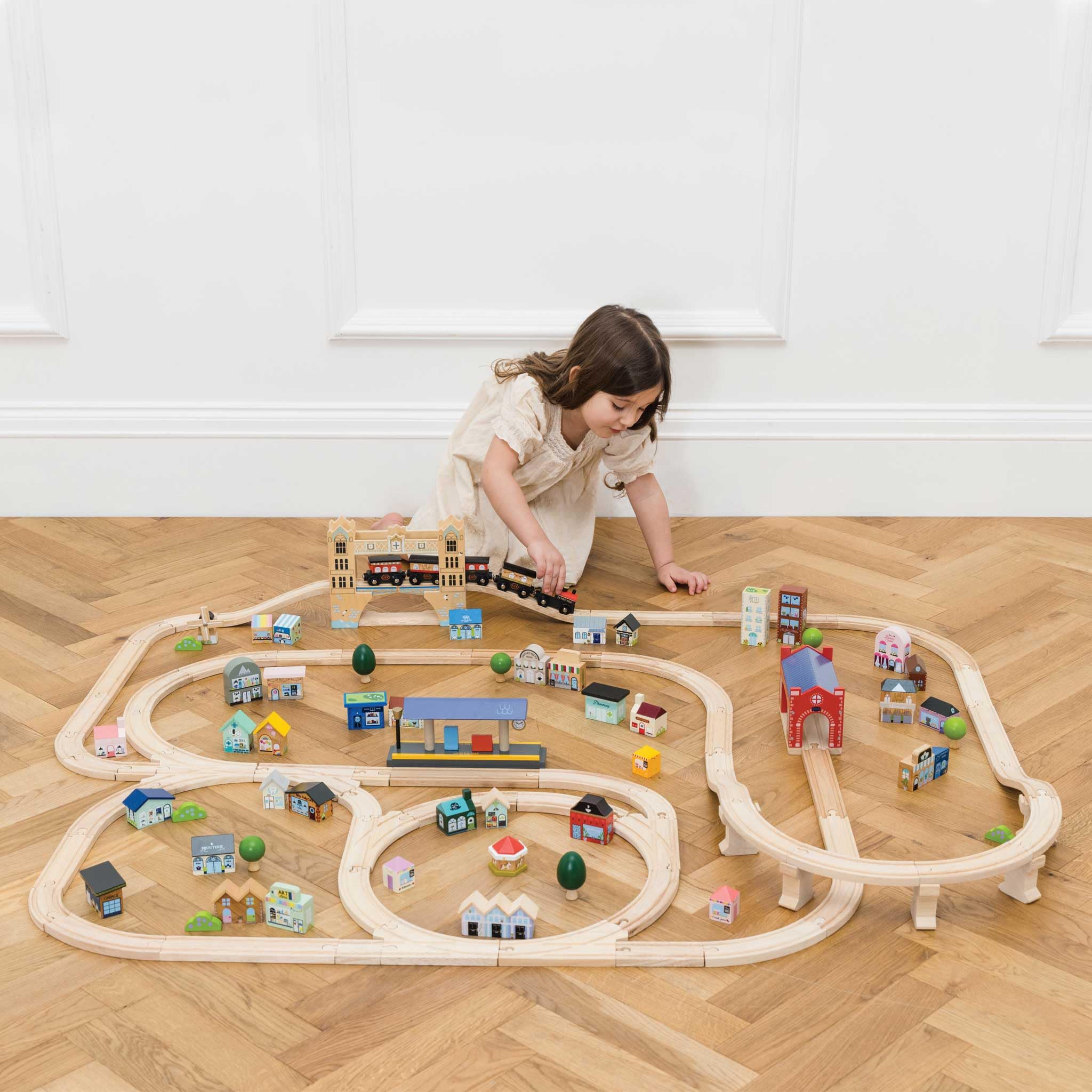 Le Toy Van - Cars & Construction - Wooden Train Set - London Train Set for 3 Year Old Boys and Girls - Train Track - 120 Piece Train Set - Role Play Toys - Girls and Boys Toys Age 3 +