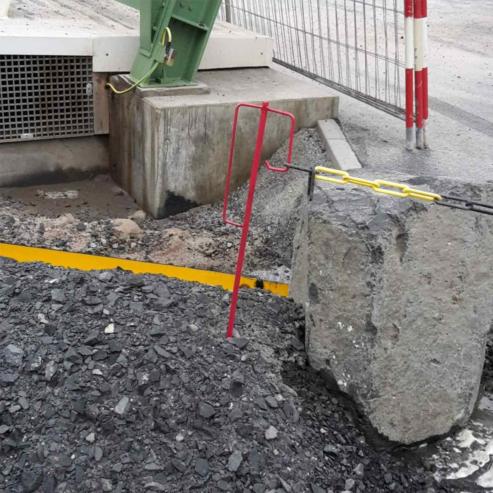Produktbild von NOOR Krötenzaun-Pfosten Aus Geriffeltem Rundstahl – 118 Cm Mit UVV-Bügel Und Spitze Für Amphibienschutzzaun