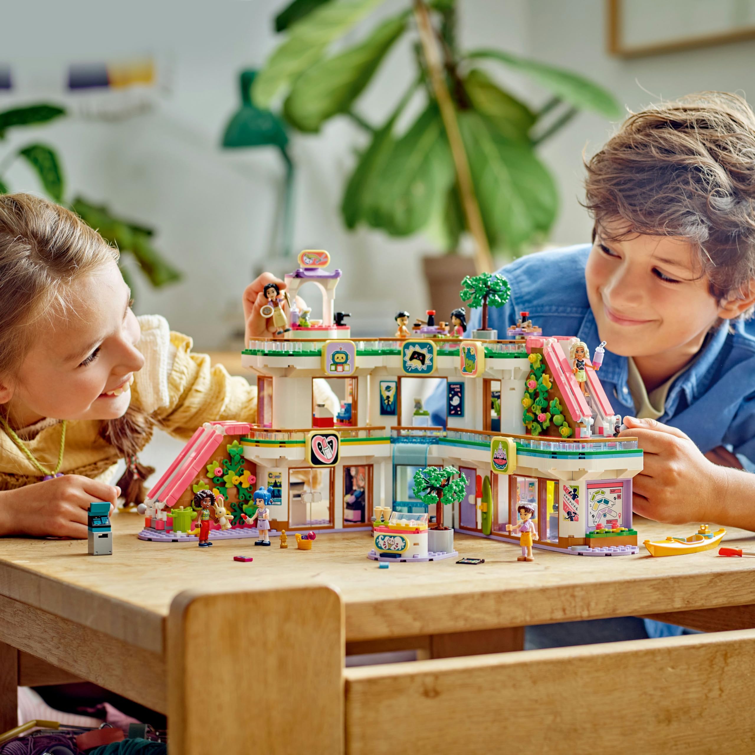 LEGO Friends Centrum handlowe w Heartlake City z 5 sklepami dla dziewczynek i chłopców, dzieci w wieku od 8 lat, zabawki do budowania i odgrywania ról, 7 minilaleczek, prezent urodzinowy, 42604