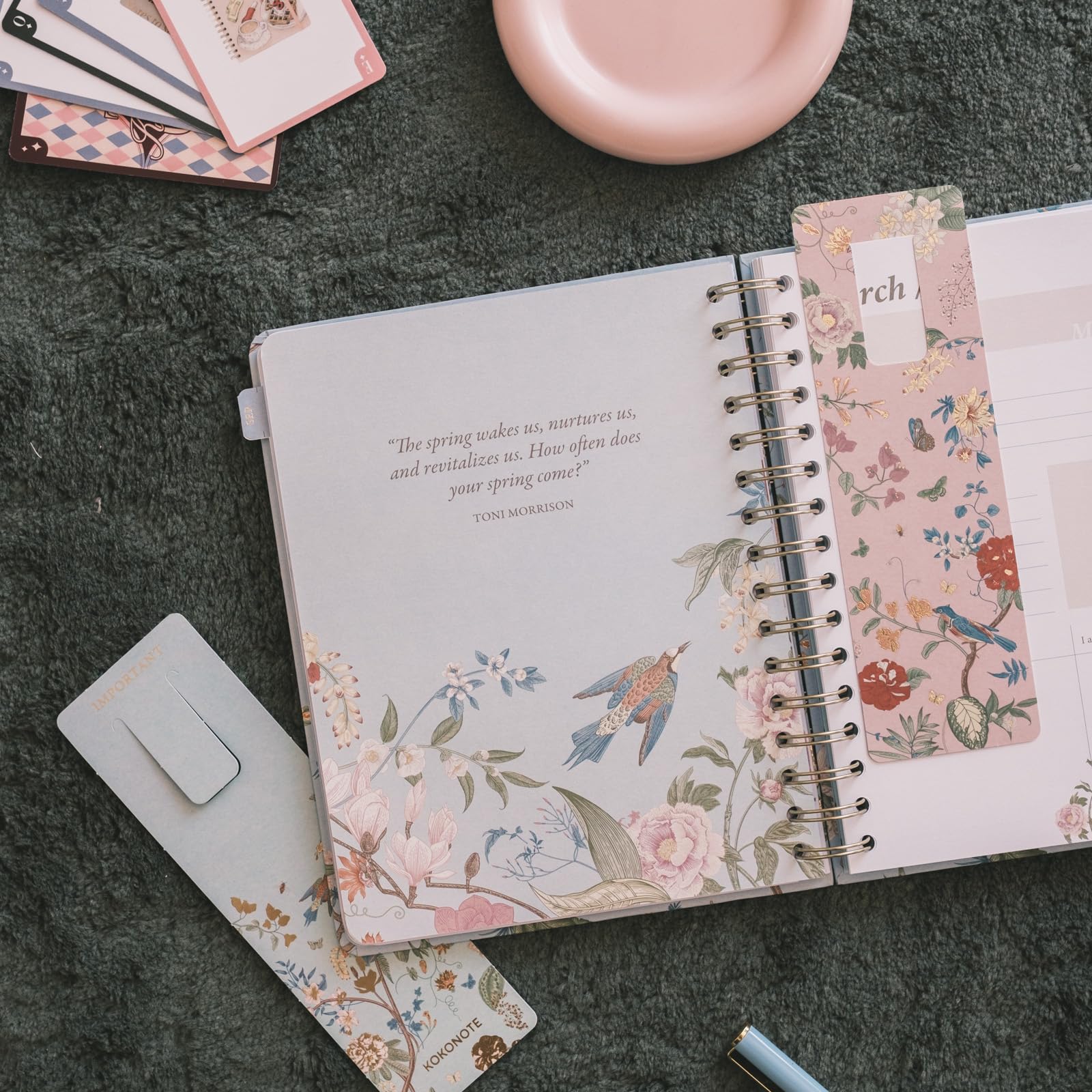 Kokonote Agenda Settimanale 2026 2027 Seasonal Flowers - Diario Scoula 2026-2027 per Università e Scuola Superiore | Weekly Planner con Copertina Rigida, Segnalibri e Stickers (17x21,5 cm)