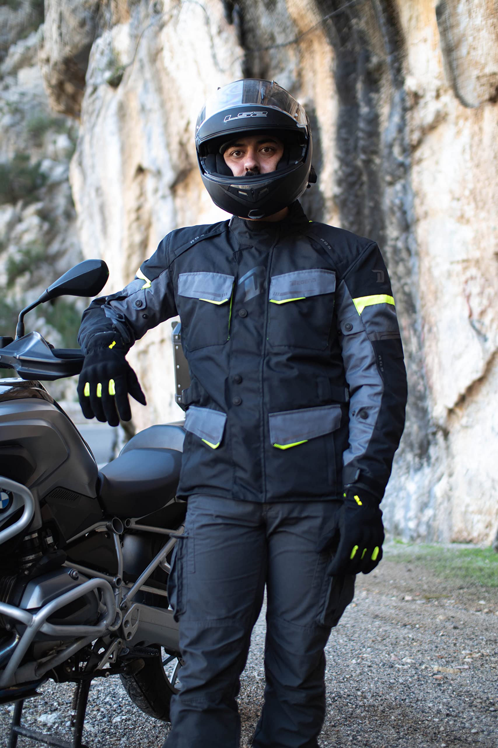 Travel Man | Giacca da Moto da Uomo con Protezioni per Palle e Gomiti, Impermeabile, Tile Trail + Fodera Invernale Removibile - Approvata