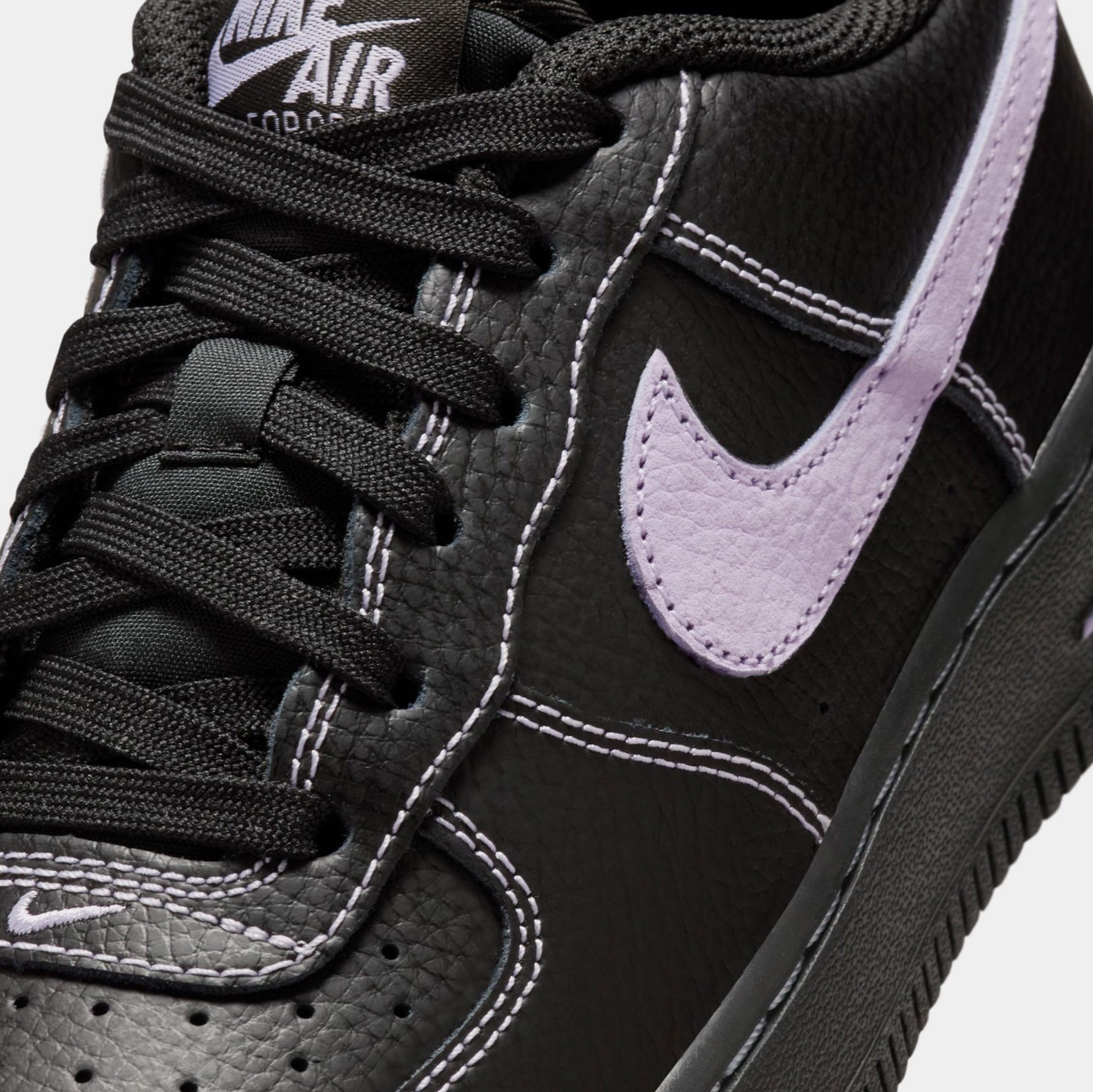 Nike Air Force 1 HJ4563 001 Black/Hydrangeas,Scarpe Sportive in Pelle,Nero con Swoosh Lilla,Suola Air