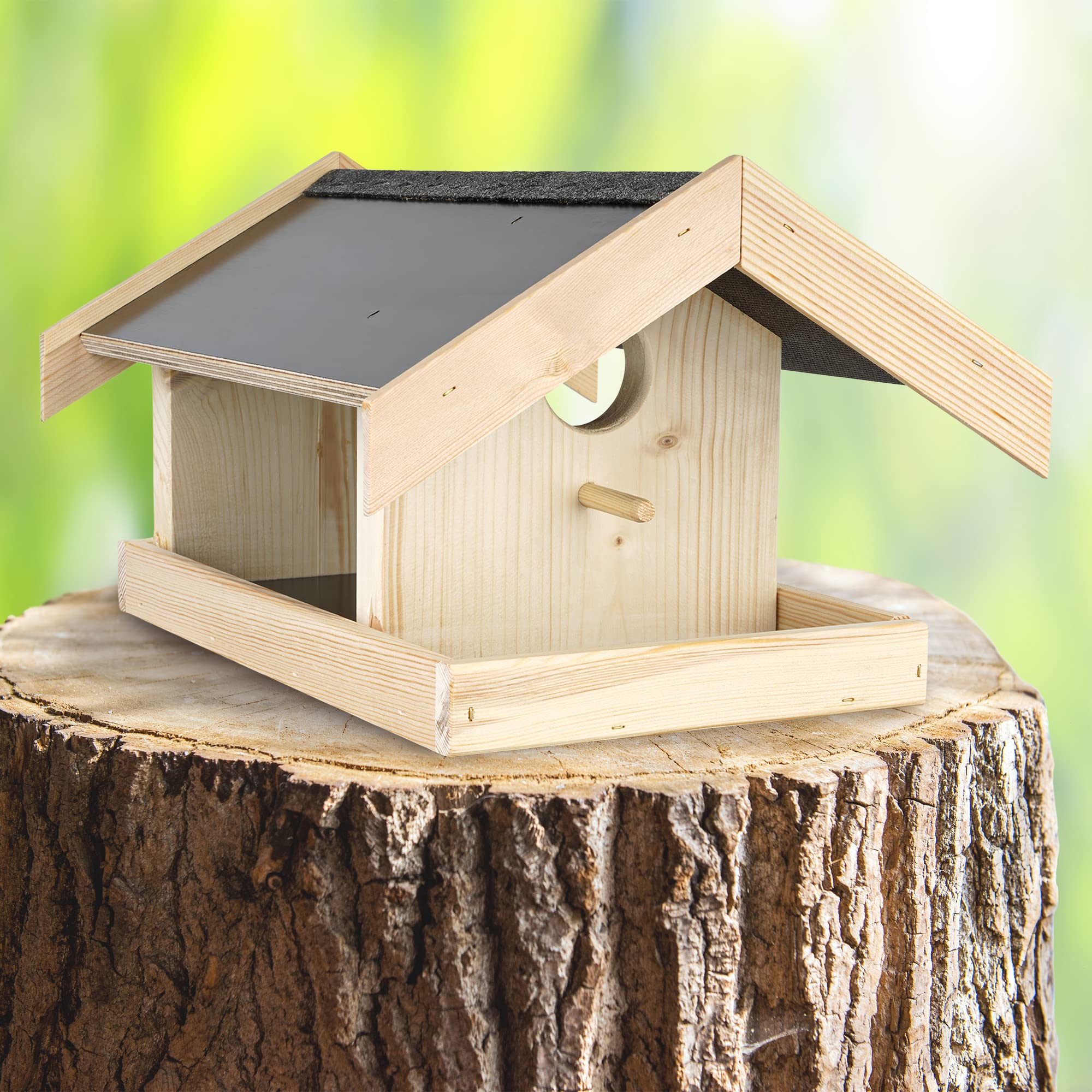 Vogelfutterhaus mit Veranda für den Garten – „Made in Germany“ mit positivem sozialen Beitrag