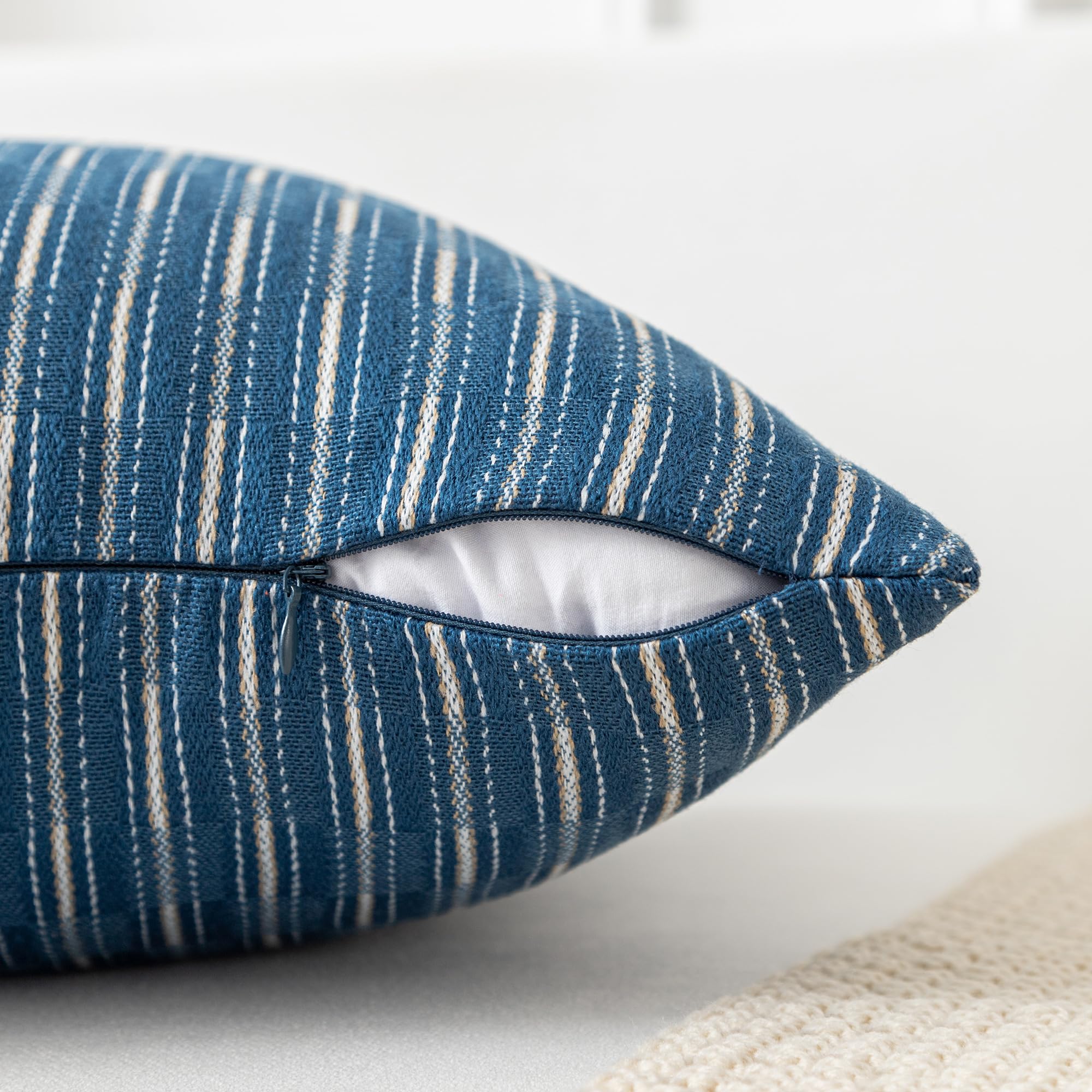 Kevin Textile - Juego de 2 Fundas de cojín Decorativas de Lino a Rayas Azul Marino y Beige, 20 x 20 Pulgadas, Fundas de cojín cuadradas Modernas para sofá, Silla, Dormitorio, decoración de otoño