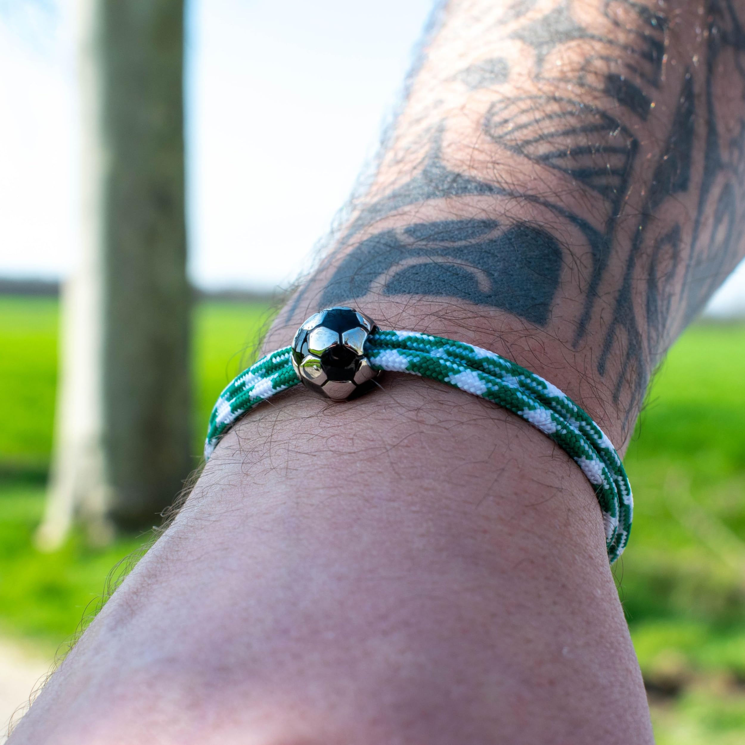 Ernestine - Bracelet Football réglable acier inoxydable - Idée cadeau foot homme enfant - Bracelet sport Foot - Cadeau Homme Noël anniversaire fête des pères - accessoire équipe Football Ville Paris