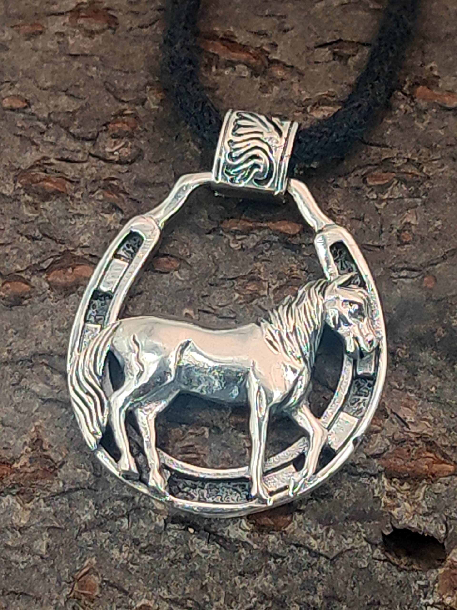 Kiss of Leather Anhänger Pferd aus 925 Sterling Silber mit Baumwollband Si. 413